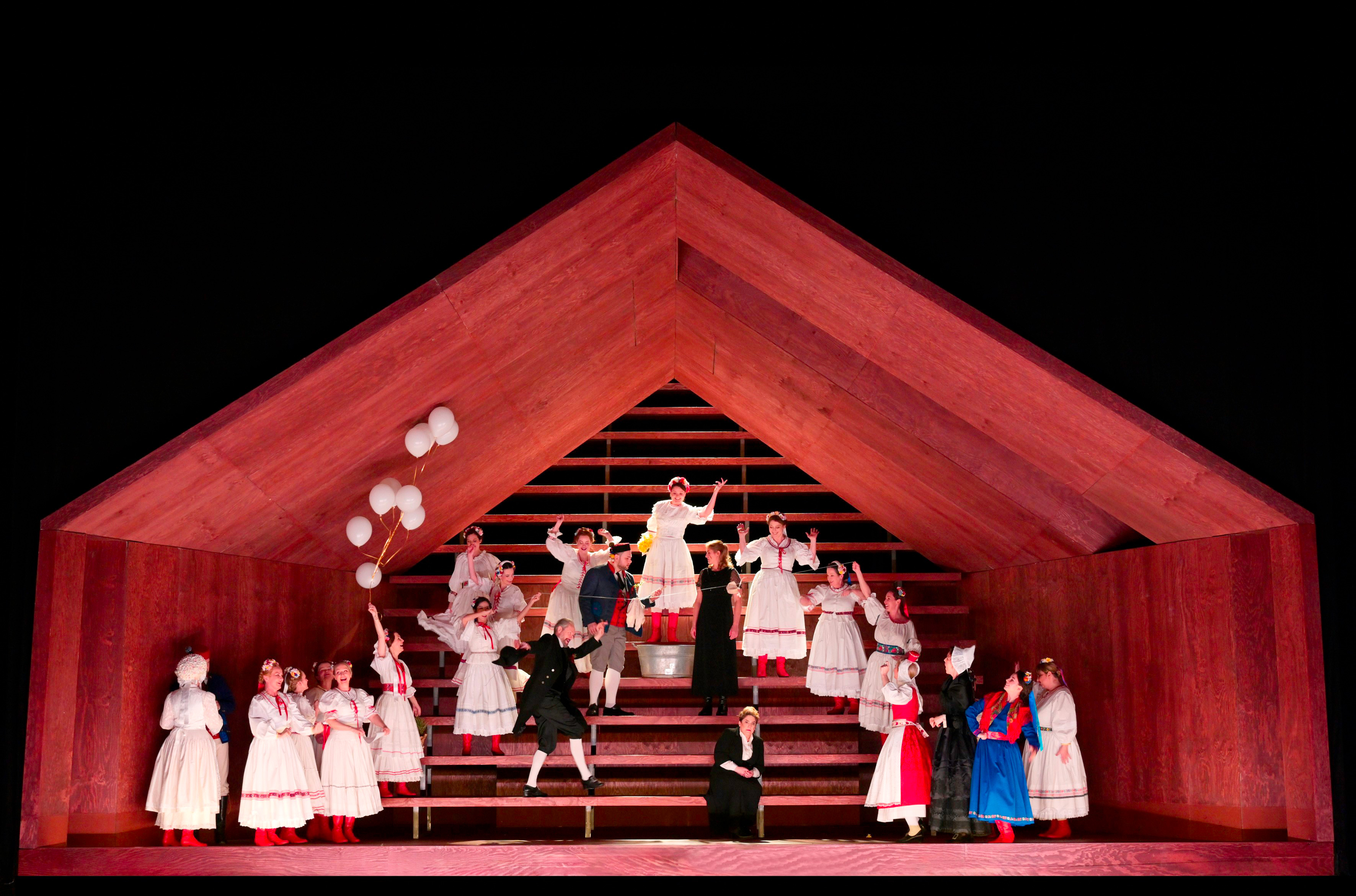 Stefanie Schaefer (Die alte Buryja), Jussi Myllys (Števa Buryja), Sami Luttinen (Dorfrichter), Giorgi Sturua (Laca Klemeň), Verena Kronbichler (Barena), Jacquelyn Wagner (Jenůfa), Rosie Aldridge (Die Küsterin), Katharina von Bülow (Dorfrichters Frau), Katarzyna Włodarczyk (Schäferin), Damenchor der Deutschen Oper am Rhein. © Barbara Aumüller