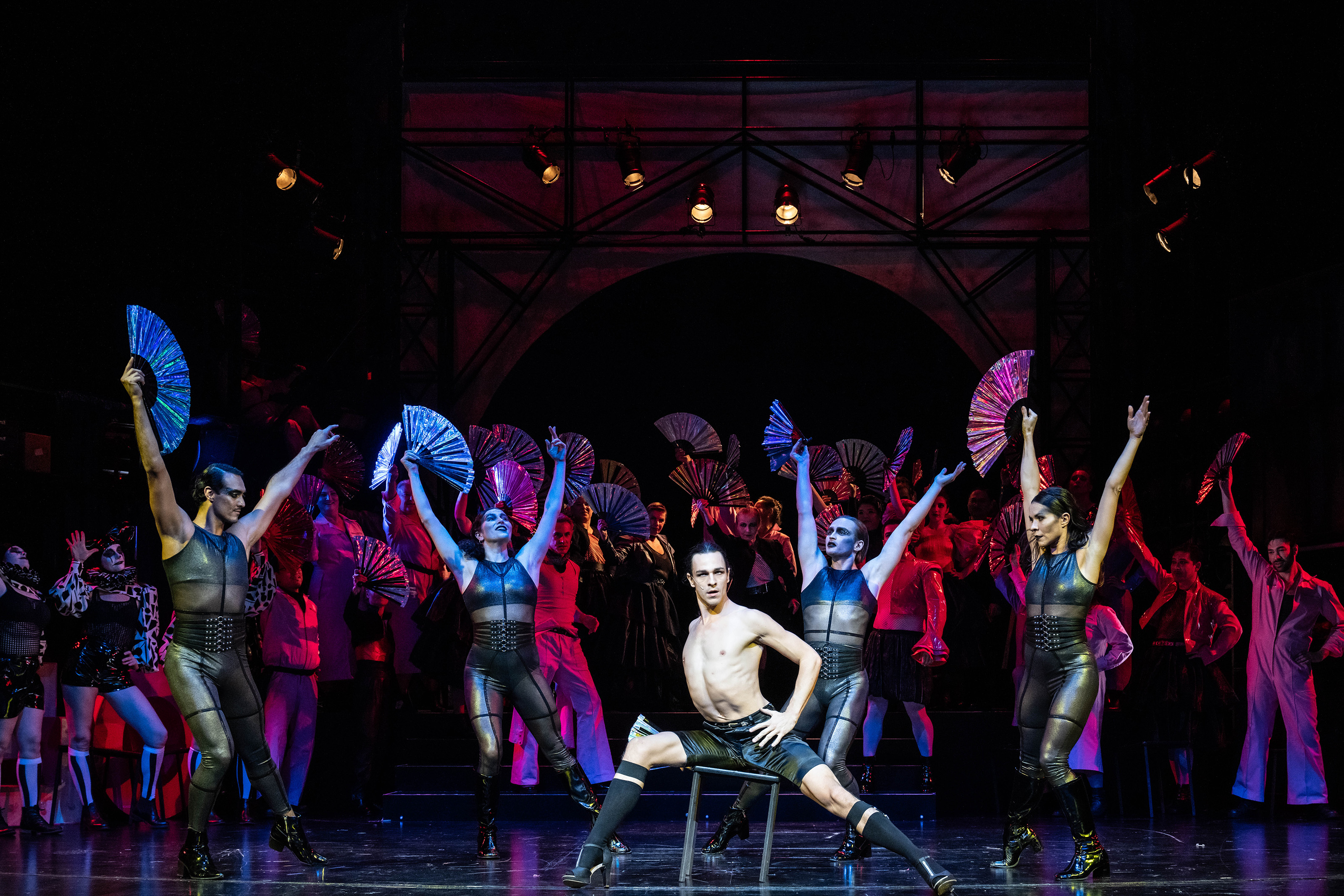 Fabian Hagen (Erster Ganove) und Ensemble. Foto: © Sandra Then