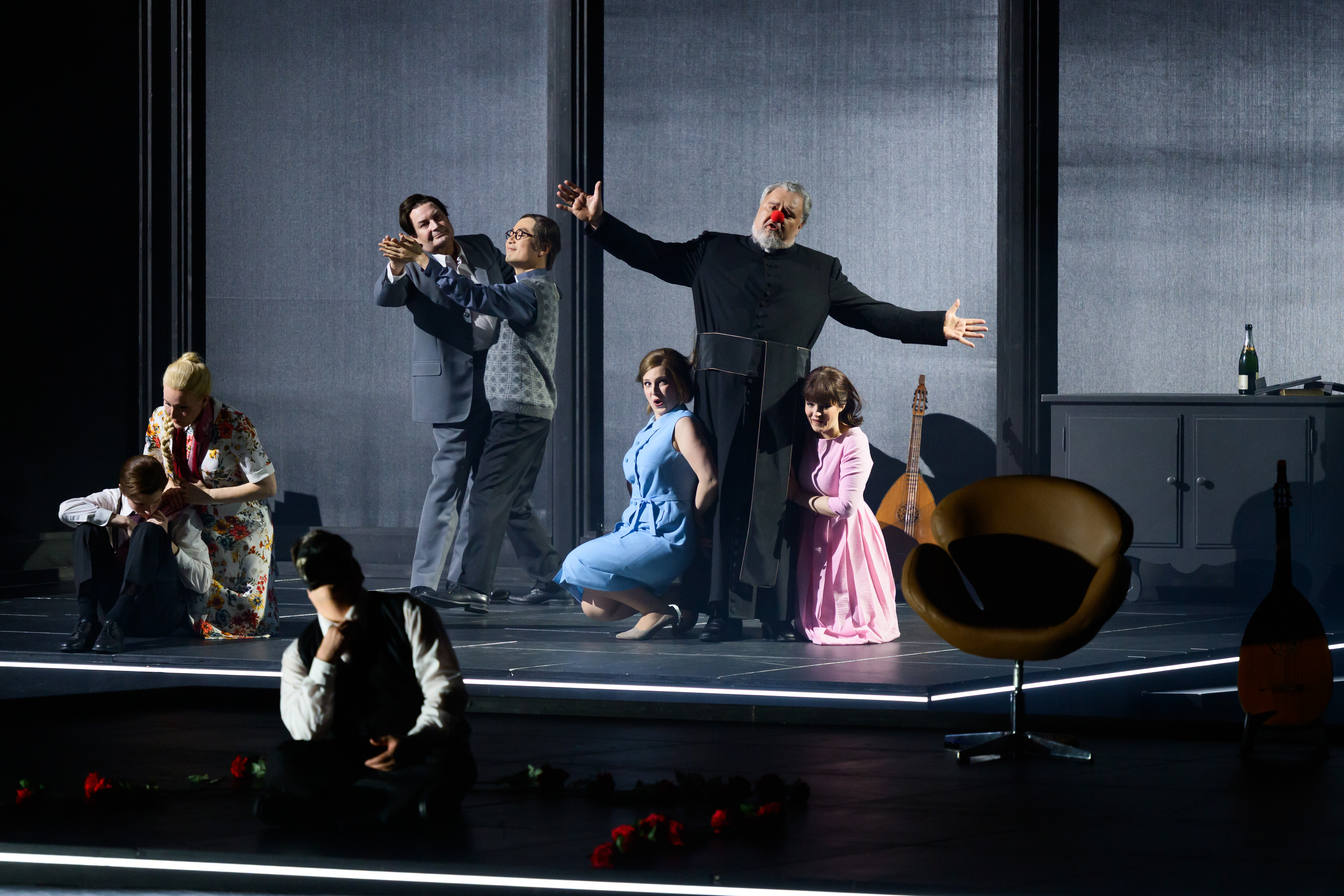 V.l.n.r.: Jasper Sch&ouml;nig (Jugendlicher Paul), Daniela K&ouml;hler (Marie), Corby Welch (Paul, vorne), Alexander G&uuml;nther (Graf Albert), Sangmin Jeon (Victorin), Ekaterina Aleksandrova (Lucienne), Uwe Schenker-Primus (Fritz), Ad&egrave;le Clermont (Juliette). Foto: &copy; Candy Welz