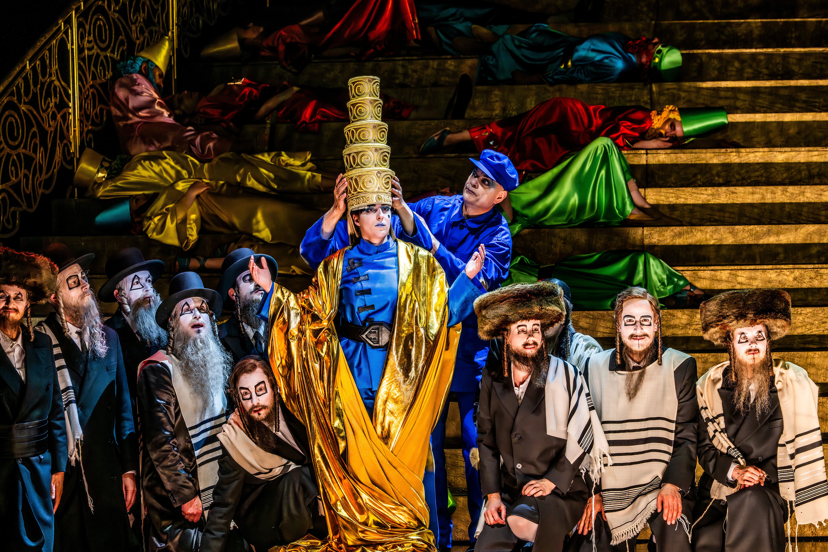 Der neue Zar: Cyrus (Susan Zarrabi) wechselt Mao-Drillich gegen das Ornat Foto: Jan Windszus Photography