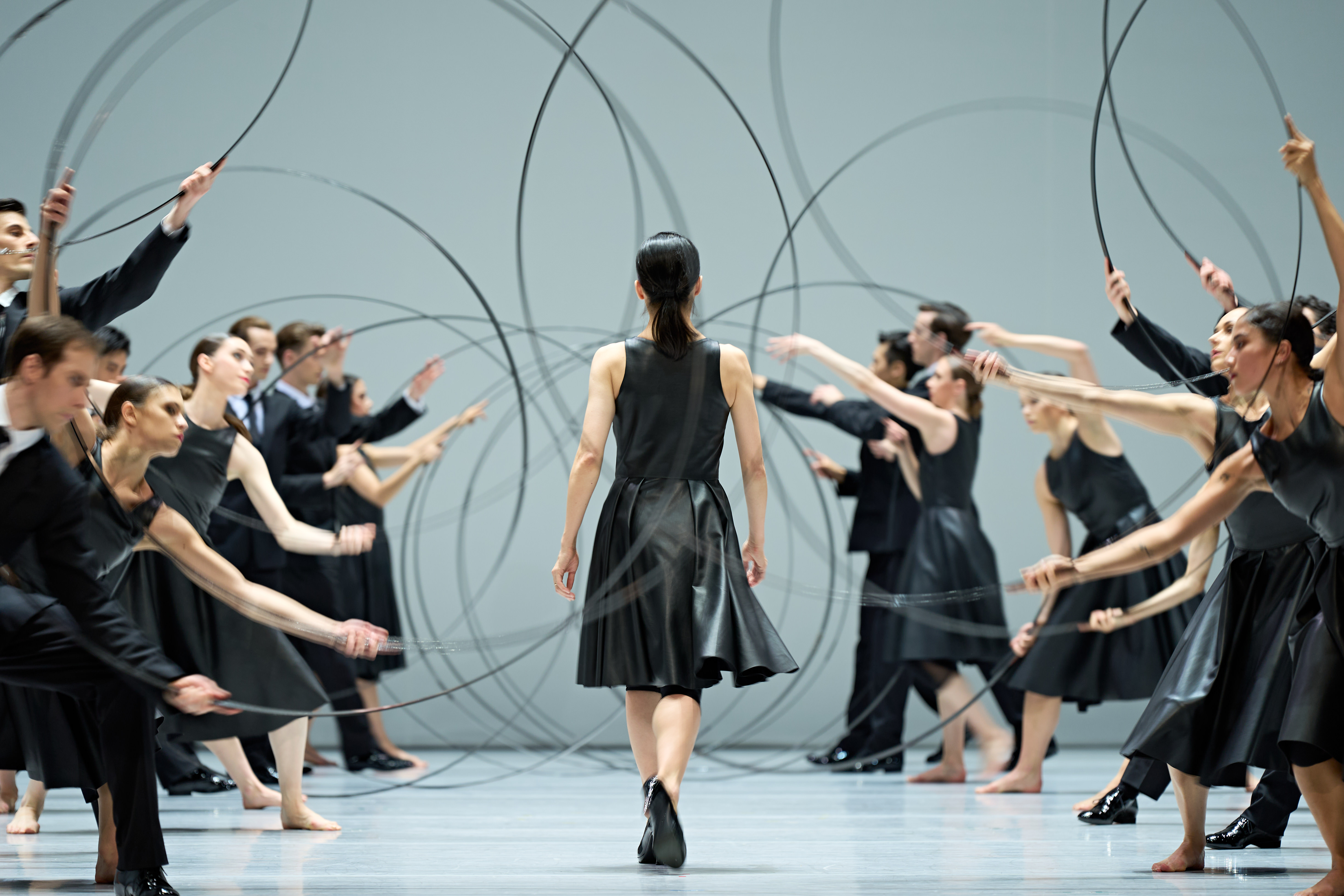 Noetic: Ensemble. Foto: © Semperoper Dresden/Admill Kuyler Noetic: Ensemble. Foto: © Semperoper Dresden/Admill Kuyler