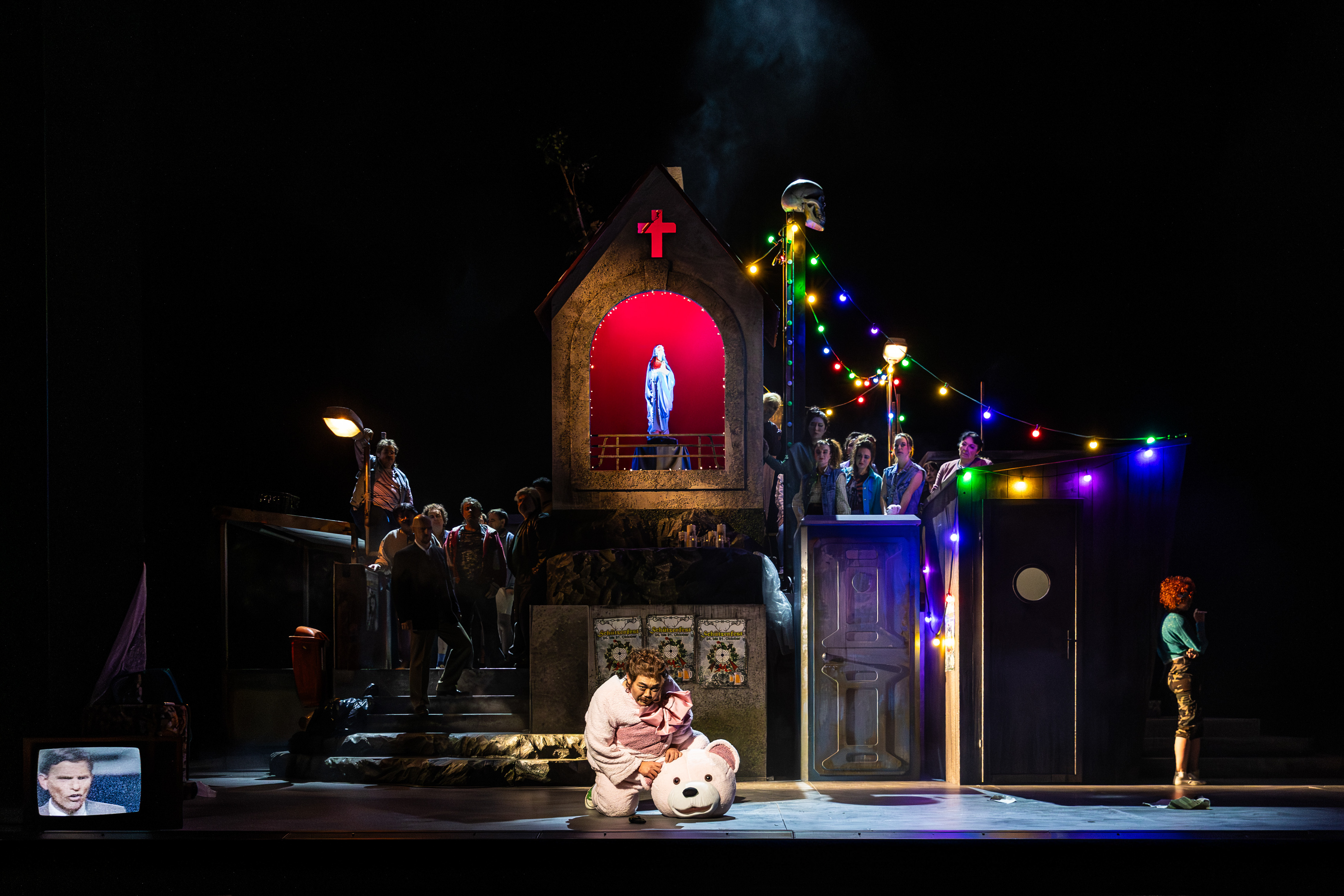 Der Freischütz: Isaac Lee (vorn), Tomasz Wija, Monika Reinhard, Chor. Foto: © Christina Iberl Der Freischütz: Isaac Lee (vorn), Tomasz Wija, Monika Reinhard, Chor. Foto: © Christina Iberl