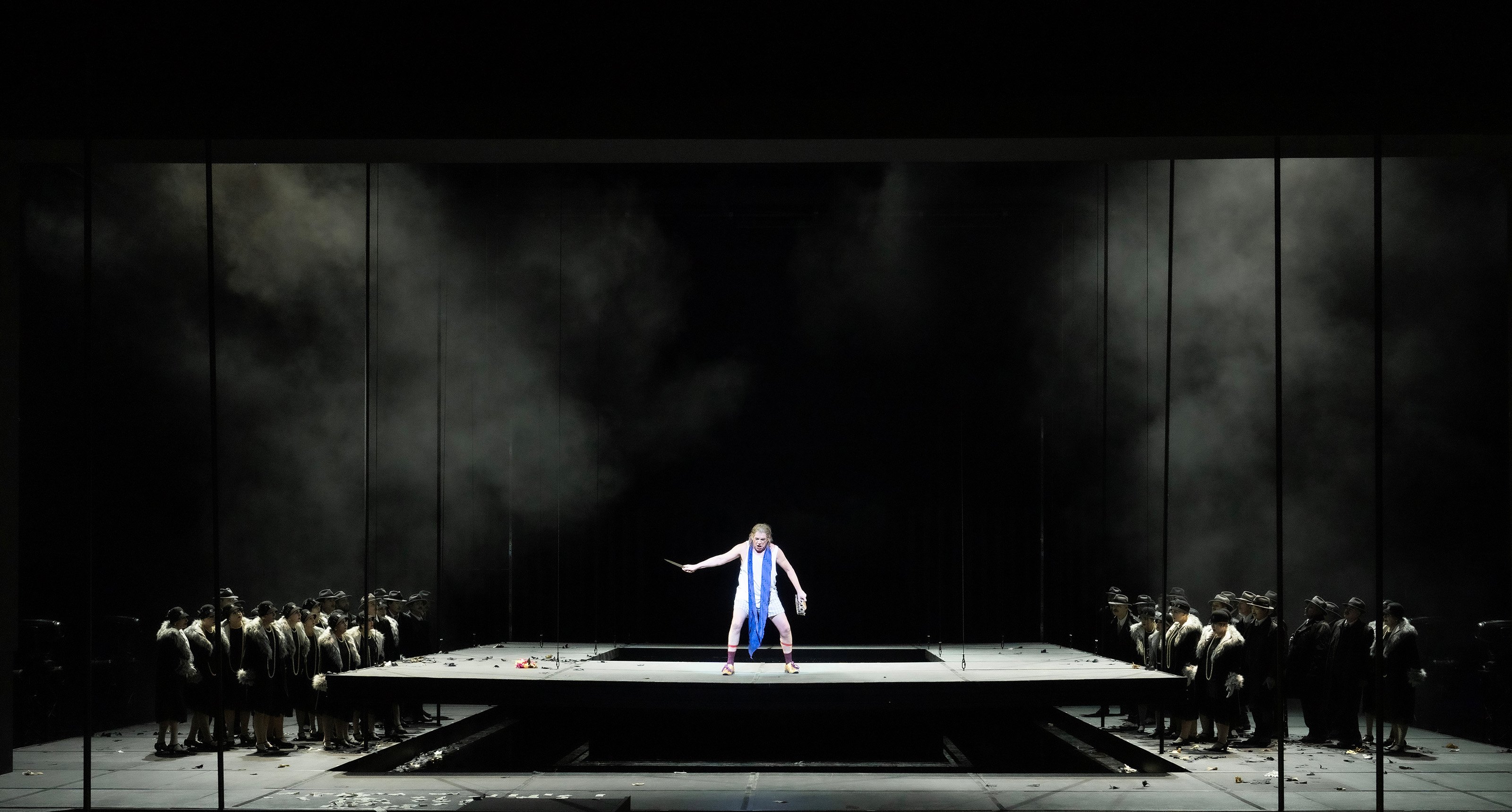 (Mitte) Heiko Trinsinger (Cardillac), (links und rechts) Opernchor des Aalto-Theaters. Foto: Matthias Jung