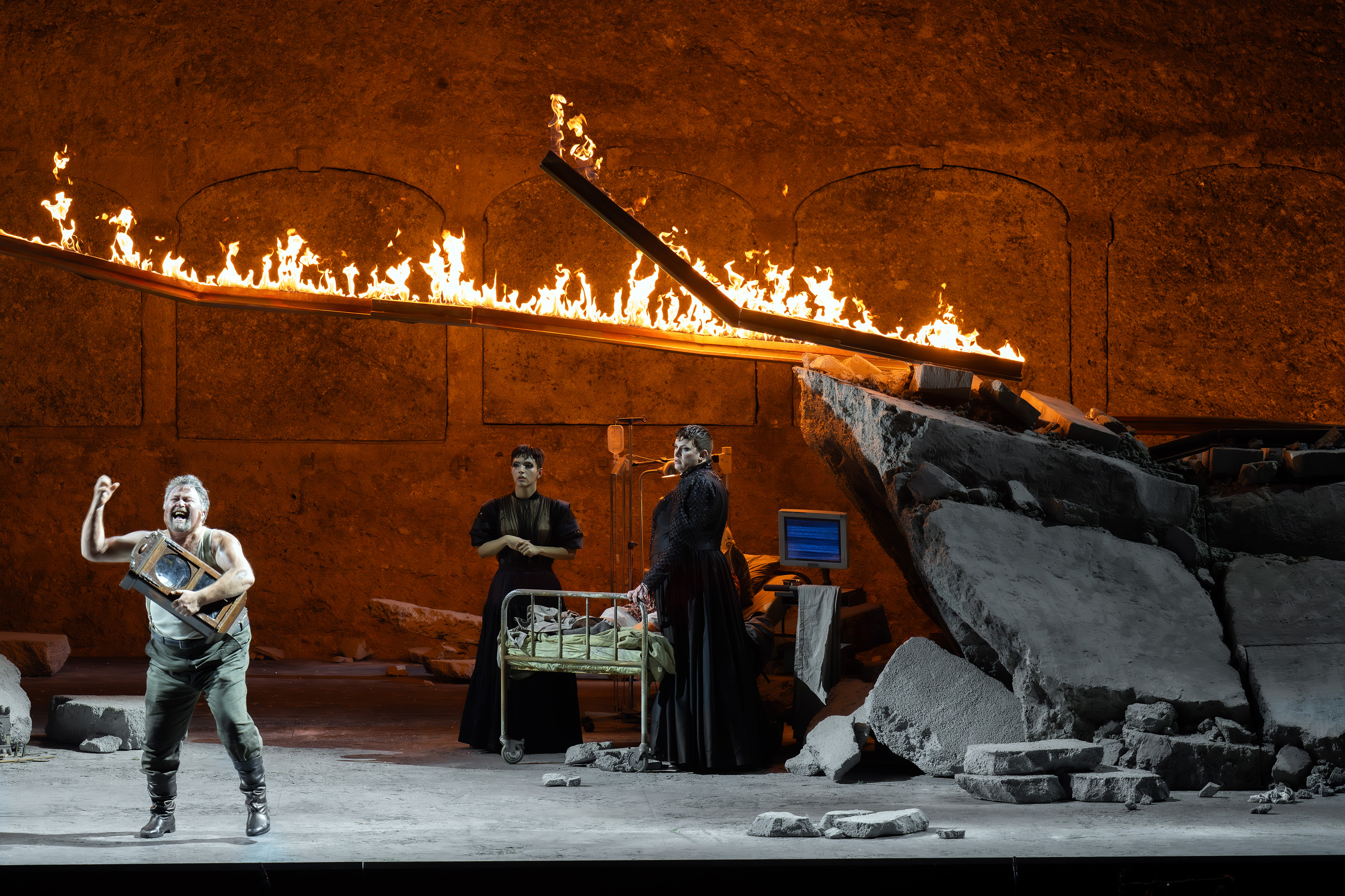 Drei Schwestern 2025: Jörg Schneider (Doktor), Dennis Orellana (Irina), Aryeh Nussbaum Cohen (Olga). © SF/Monika Rittershaus Drei Schwestern 2025: Jörg Schneider (Doktor), Dennis Orellana (Irina), Aryeh Nussbaum Cohen (Olga). © SF/Monika Rittershaus