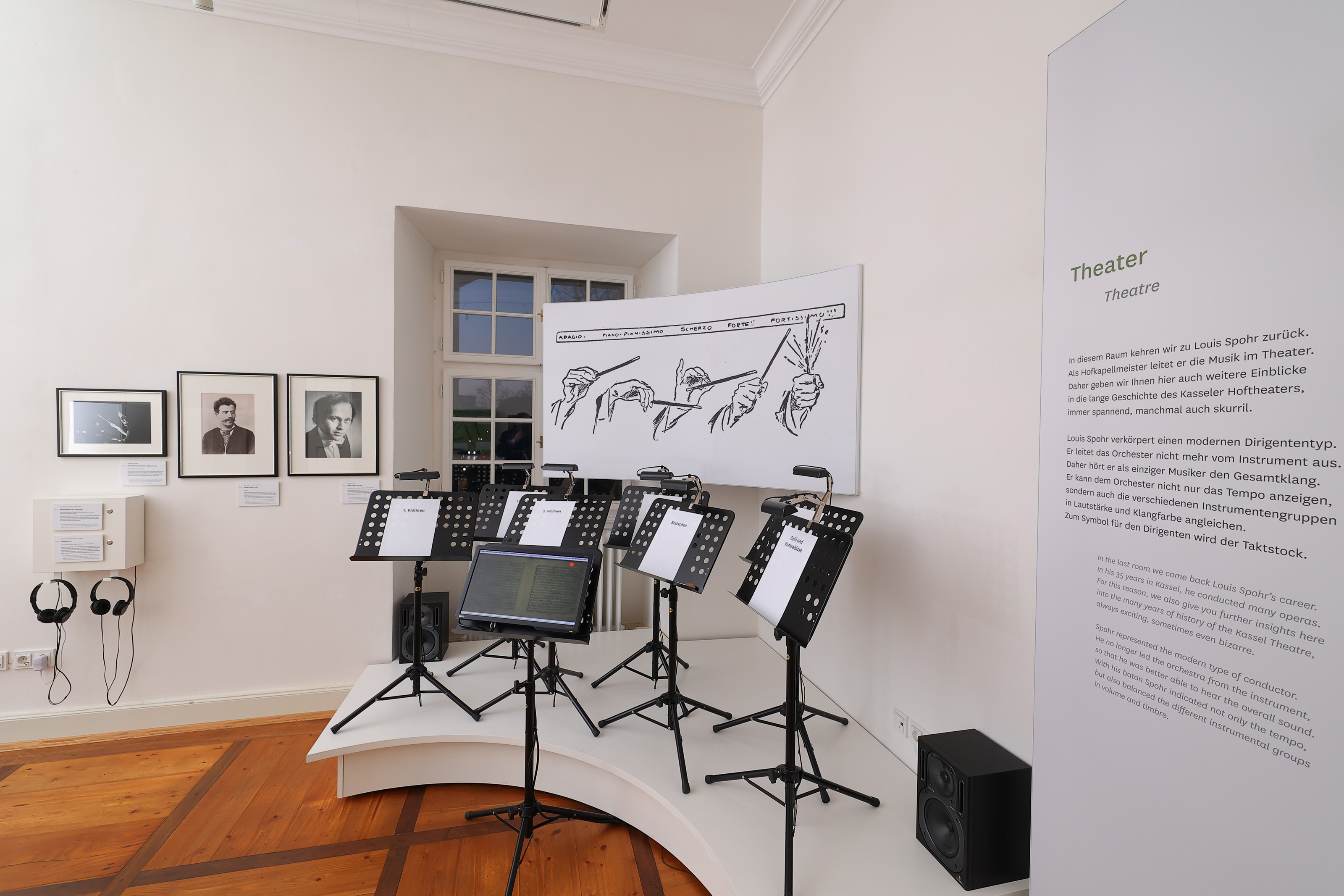 In Kassel war Spohr Louis als Hofkapellmeister angestellt - sein Arbeitsplatz war das Dirigentenpult. An dieser Mitmachstation kann man durch Klopfen auf die Pulte einzelne Stimmen spielen lassen und miteinander kombinieren. © Spohr-Museum, Kassel In Kassel war Spohr Louis als Hofkapellmeister angestellt - sein Arbeitsplatz war das Dirigentenpult. An dieser Mitmachstation kann man durch Klopfen auf die Pulte einzelne Stimmen spielen lassen und miteinander kombinieren. © Spohr-Museum, Kassel