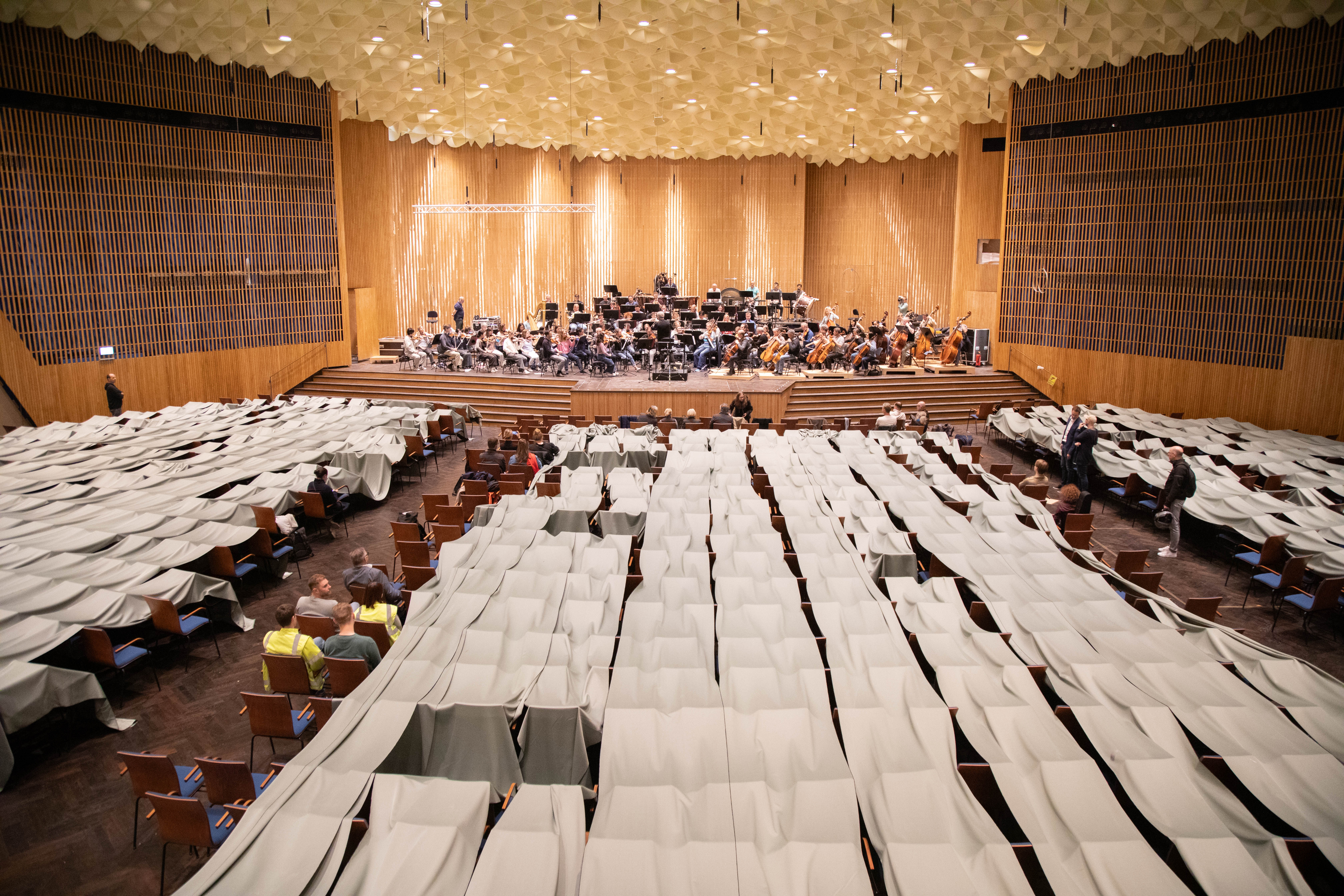 Akustiktest Beethovenhalle Bild. © Sascha Engst / Bundesstadt Bonn: Das Beethoven Orchester Bonn unter der Leitung von Generalmusikdirektor Dirk Kaftan in der denkmalgerecht sanierten Beethovenhalle bei den ersten Akustikproben Akustiktest Beethovenhalle Bild. © Sascha Engst / Bundesstadt Bonn: Das Beethoven Orchester Bonn unter der Leitung von Generalmusikdirektor Dirk Kaftan in der denkmalgerecht sanierten Beethovenhalle bei den ersten Akustikproben