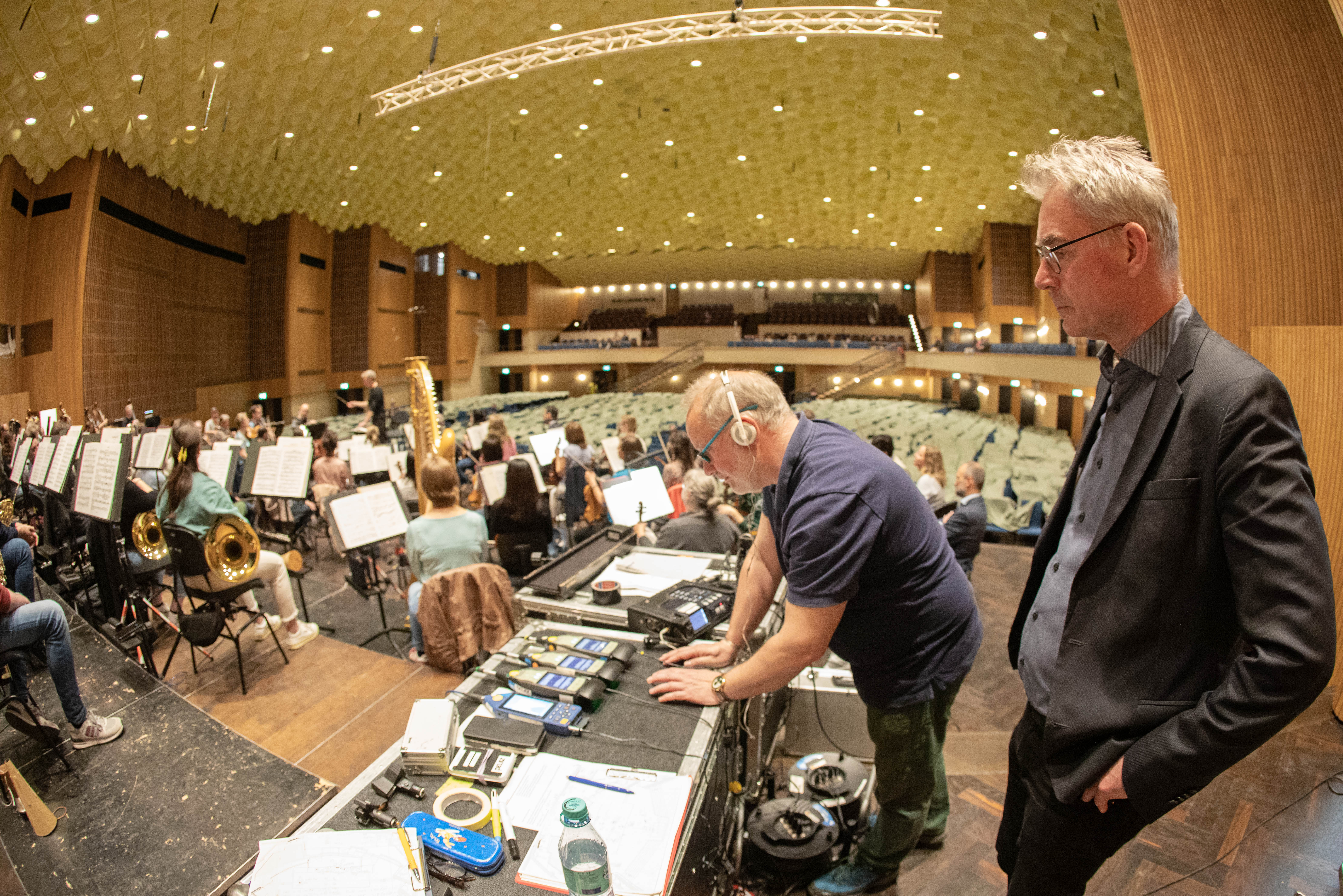Akustiktest Beethovenhalle Bild. © Sascha Engst / Bundesstadt Bonn: vorne rechts: Dr. ir. Martijn Vercammen (Akustiker der Peutz Group) und das Beethoven Orchester Bonn unter der Leitung von Generalmusikdirektor Dirk Kaftan in der denkmalgerecht sanierten Beethovenhalle bei den ersten Akustikproben Akustiktest Beethovenhalle Bild. © Sascha Engst / Bundesstadt Bonn: vorne rechts: Dr. ir. Martijn Vercammen (Akustiker der Peutz Group) und das Beethoven Orchester Bonn unter der Leitung von Generalmusikdirektor Dirk Kaftan in der denkmalgerecht sanierten Beethovenhalle bei den ersten Akustikproben