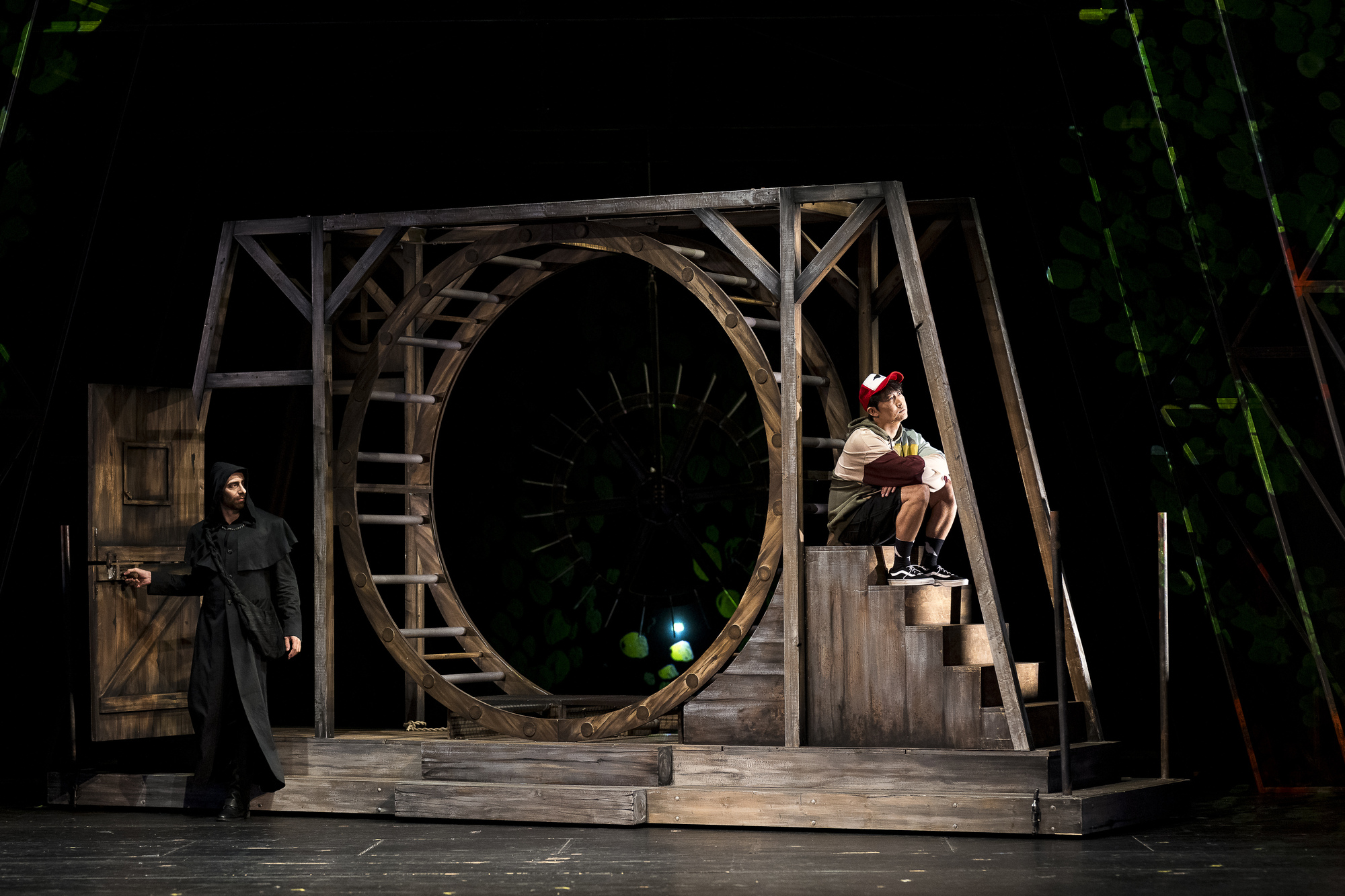 Der Schwarzmüller (Peter Fabig), Krabat (Buyan Li). Foto: Pawel Sosnowski