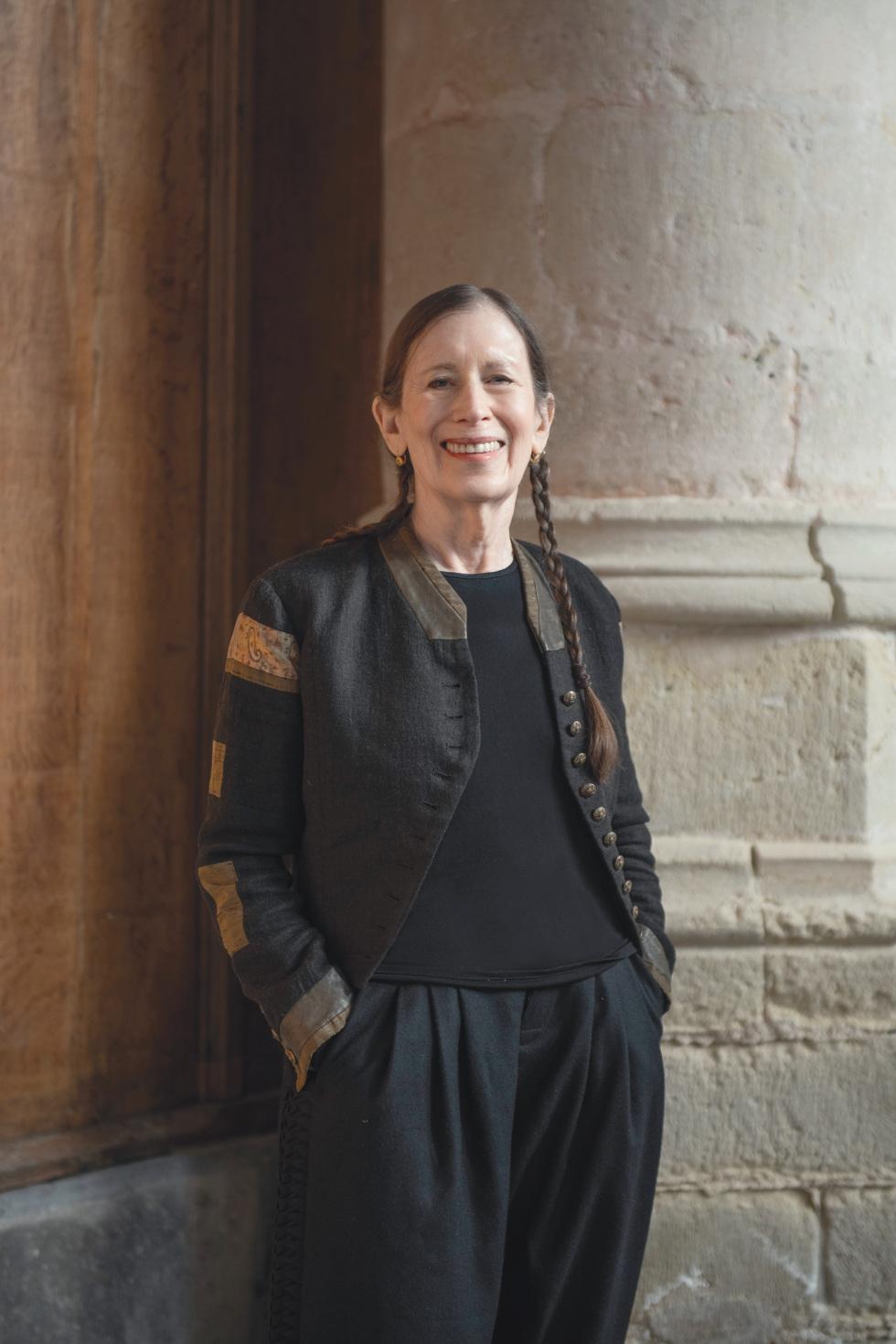 Meredith Monk gestaltet seit Jahrzehnten wegweisende Arbeiten an der Schnittstelle von Musik, Theater, Tanz und Installation. Foto: LNDWstudio