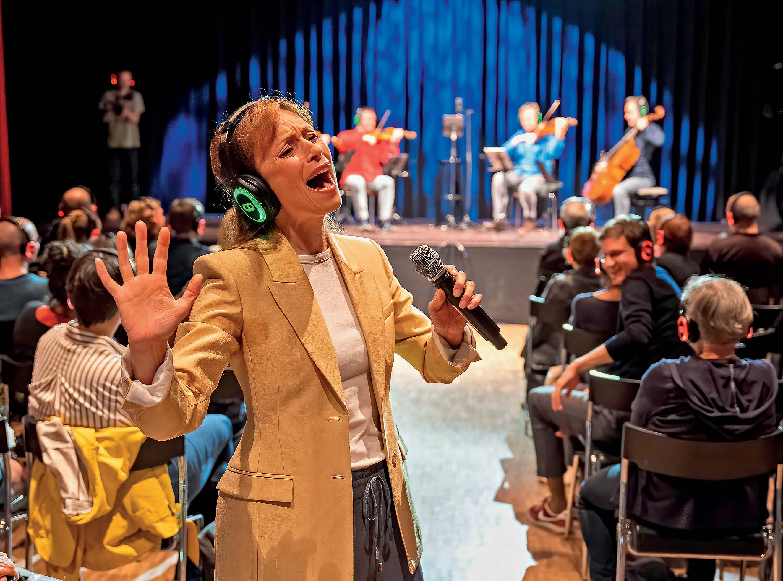 „My Heart Will Go On“ singt Sarah Maria Sun bei den Tagen für neue Kammermusik Witten 2025. Rainer Nonnenmann beobachtet viel Popaffinität, aber keine Zukunftsvisionen. Foto: WDR/Claus Langer „My Heart Will Go On“ singt Sarah Maria Sun bei den Tagen für neue Kammermusik Witten 2025. Rainer Nonnenmann beobachtet viel Popaffinität, aber keine Zukunftsvisionen. Foto: WDR/Claus Langer