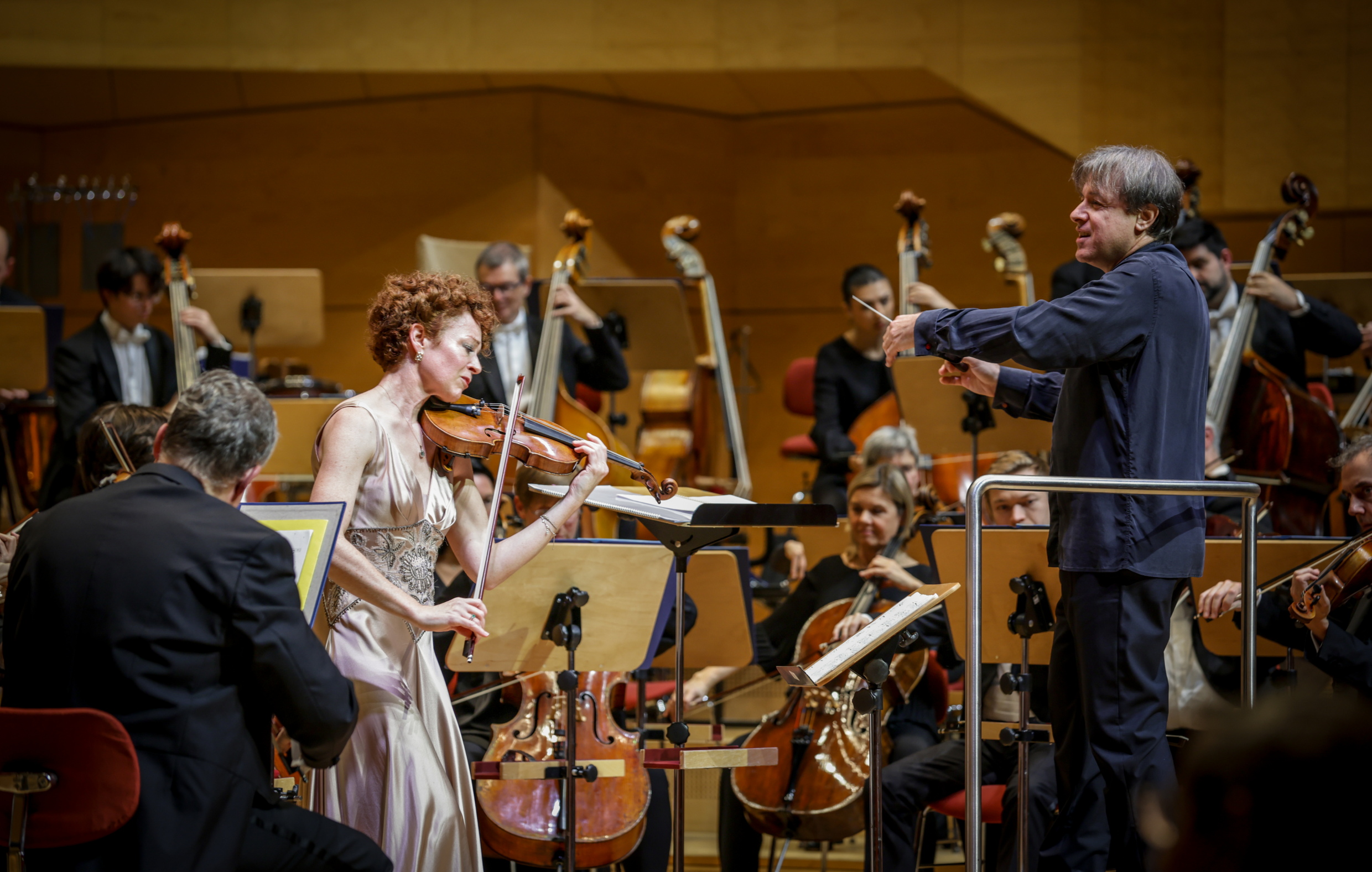 Carolin Widmann im Orchester der Essener Philharmoniker mit Dirigent Tito Ceccherini. Foto: Sven Lorenz Carolin Widmann im Orchester der Essener Philharmoniker mit Dirigent Tito Ceccherini. Foto: Sven Lorenz