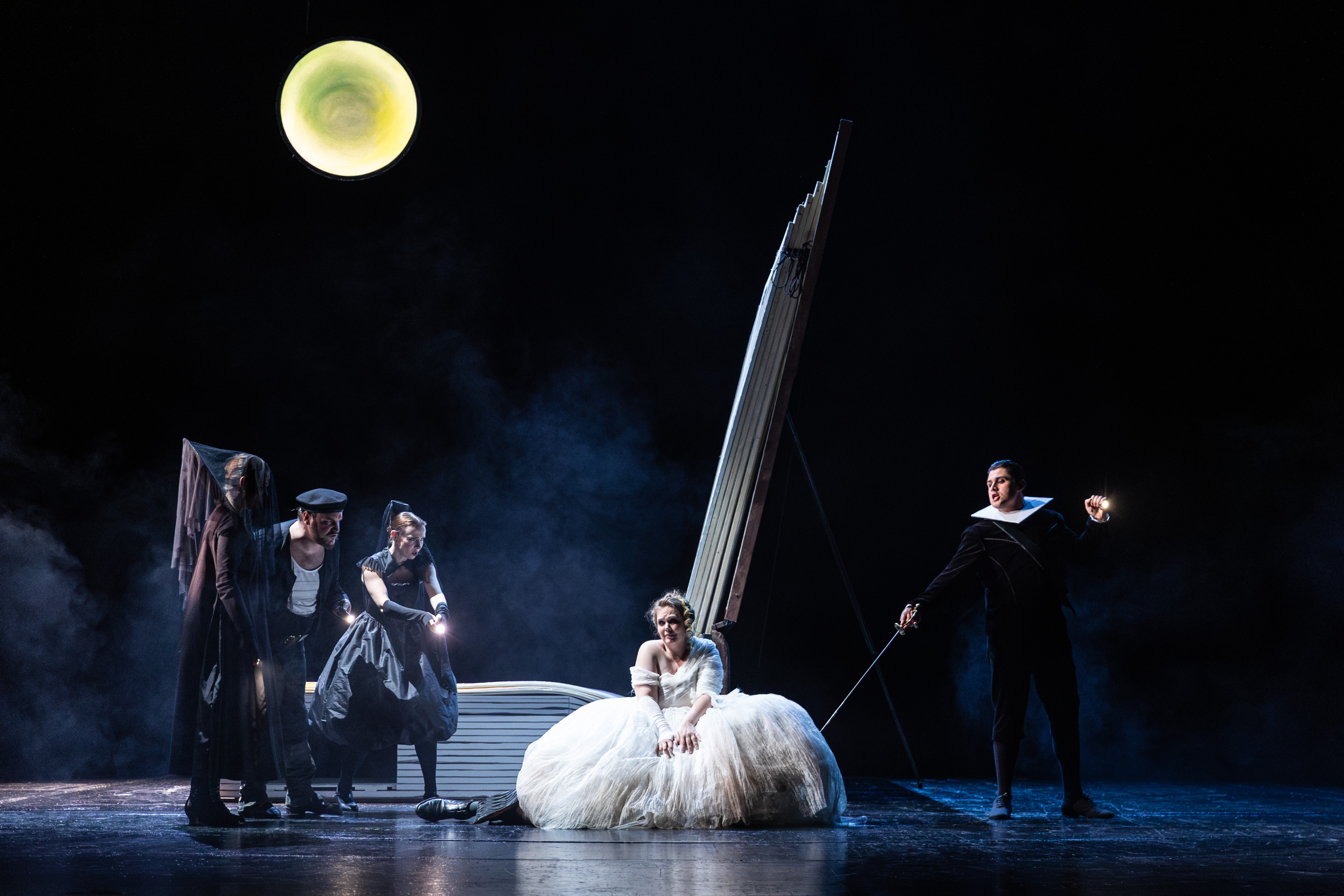 Lena Kutzner (vorn), Lubov Karetnikova, Mark Hightower, Monika Reinhard, Aleksey Kursanov. Foto: © Christina Iberl Lena Kutzner (vorn), Lubov Karetnikova, Mark Hightower, Monika Reinhard, Aleksey Kursanov. Foto: © Christina Iberl