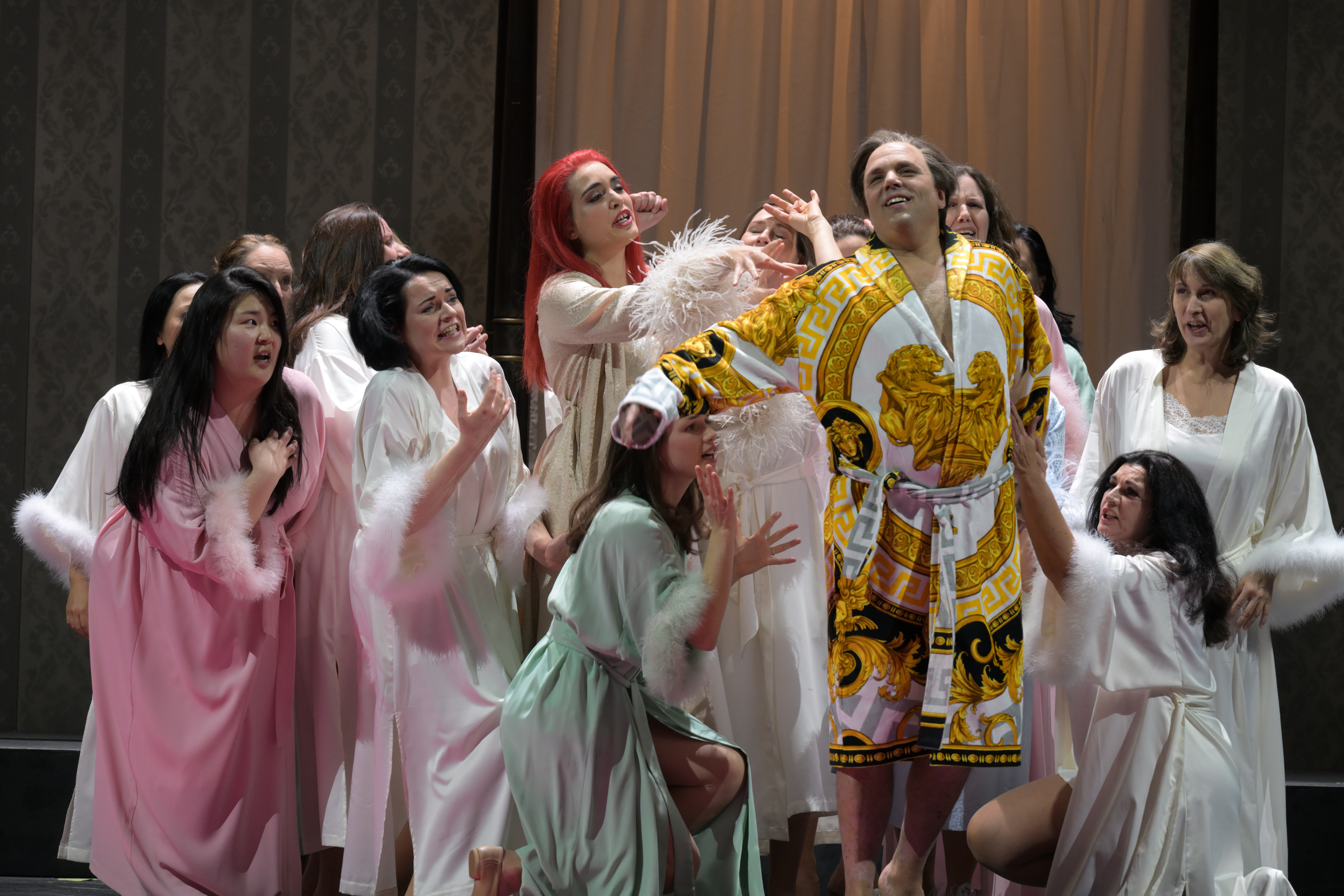 Peter Marsh (Der Prinz von Mantua) und Cláudia Ribas (Die Marquise; mit rotem Haar) sowie Ensemble. Foto: © Barbara Aumüller. Peter Marsh (Der Prinz von Mantua) und Cláudia Ribas (Die Marquise; mit rotem Haar) sowie Ensemble. Foto: © Barbara Aumüller.