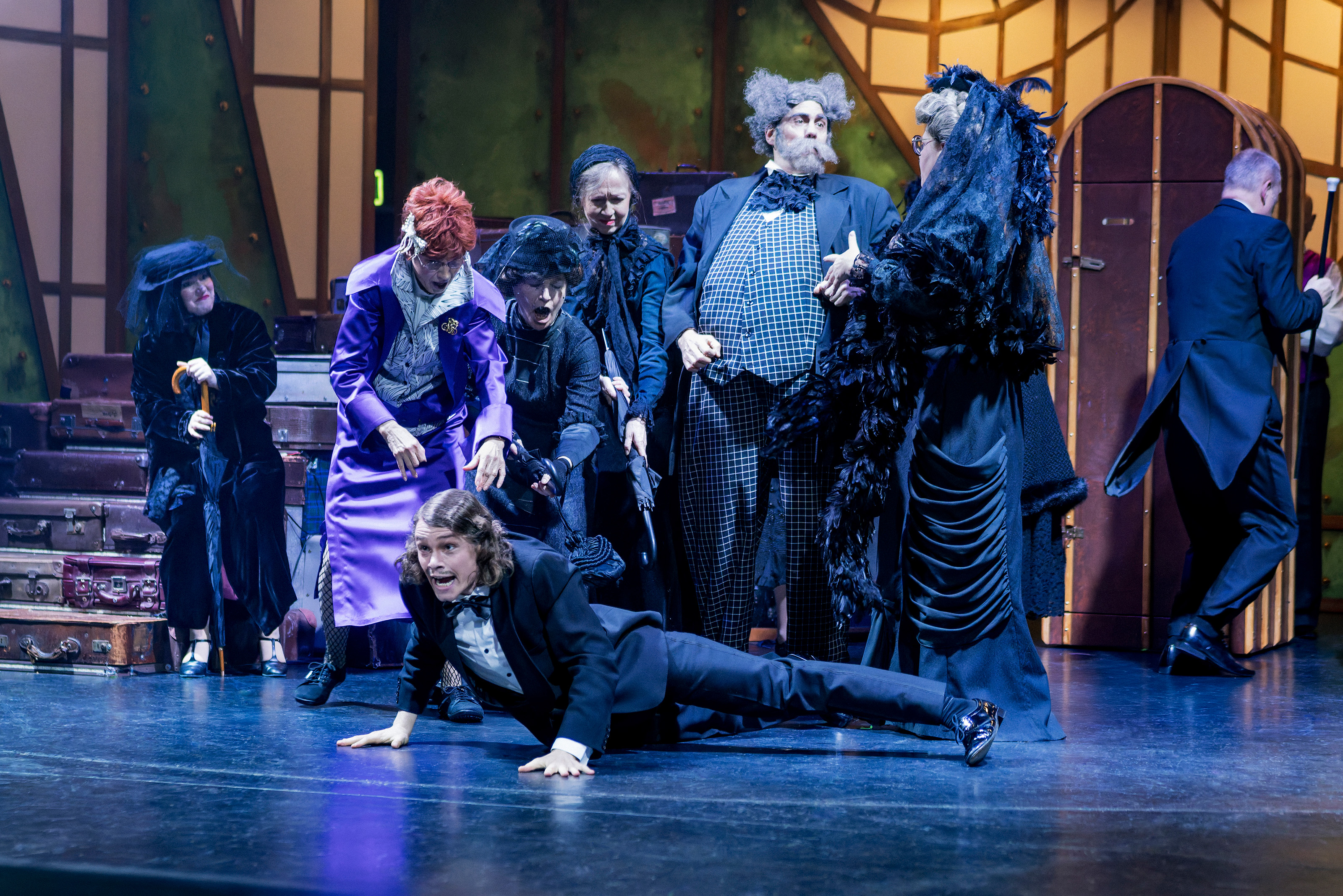 Im Hintergrund: Opernchor des Eduard-von-Winterstein-Theaters. Im Vordergrund: Gundula Natschinski (Lady Bracknell), Richard Gl&ouml;ckner (Algernon), L&aacute;szl&oacute; Varga (Lord Ipswich) und Bettina Grothkopf (Lady Greenham). Foto: Dirk R&uuml;ckschlo&szlig;/Pixore Photography