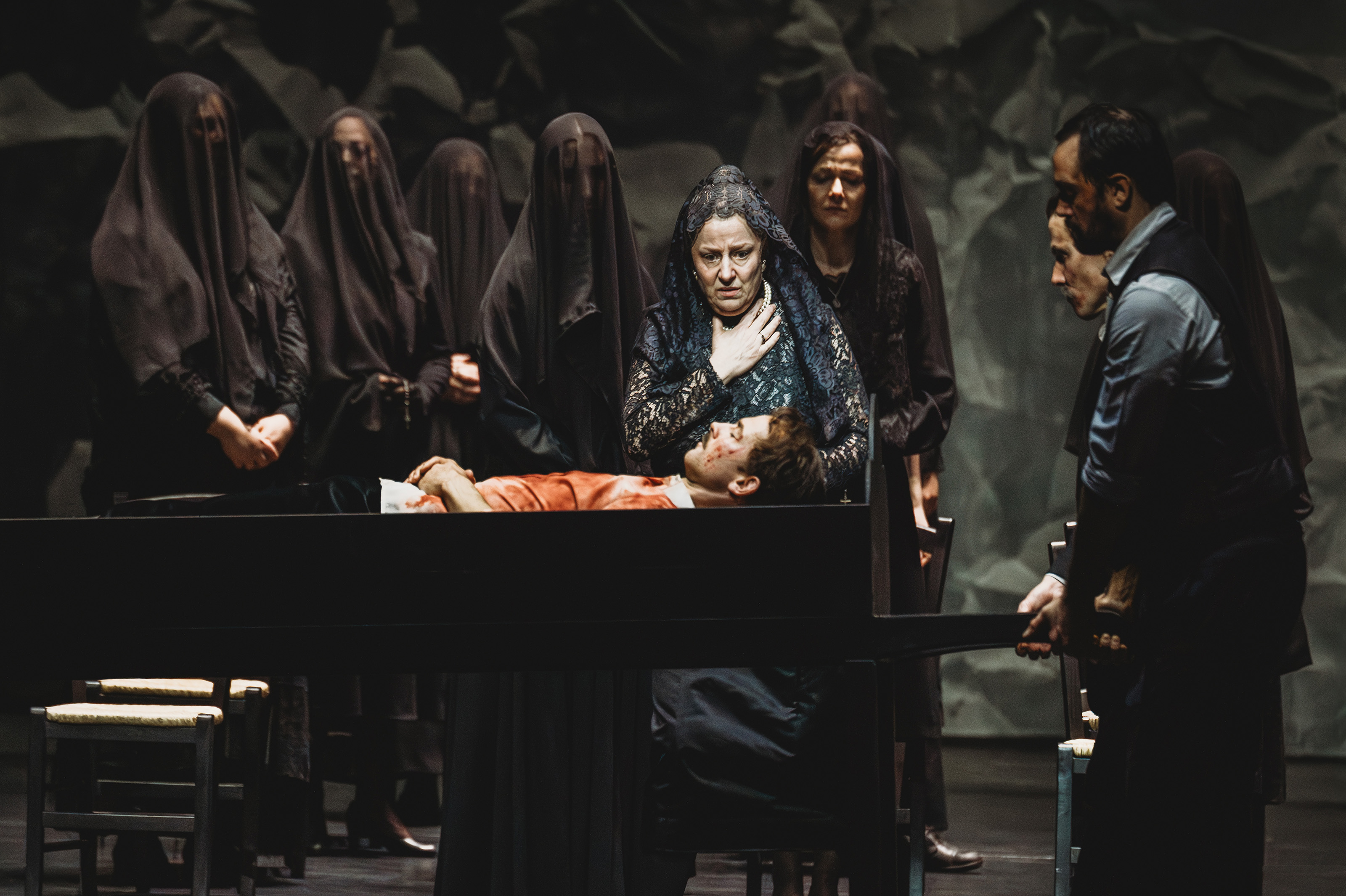 Ergreifend: Die Mutter (Claudia Mahnke) betrauert ihren erstochenen Sohn (Christian Clau&szlig;). Foto: Xiomara Bender
