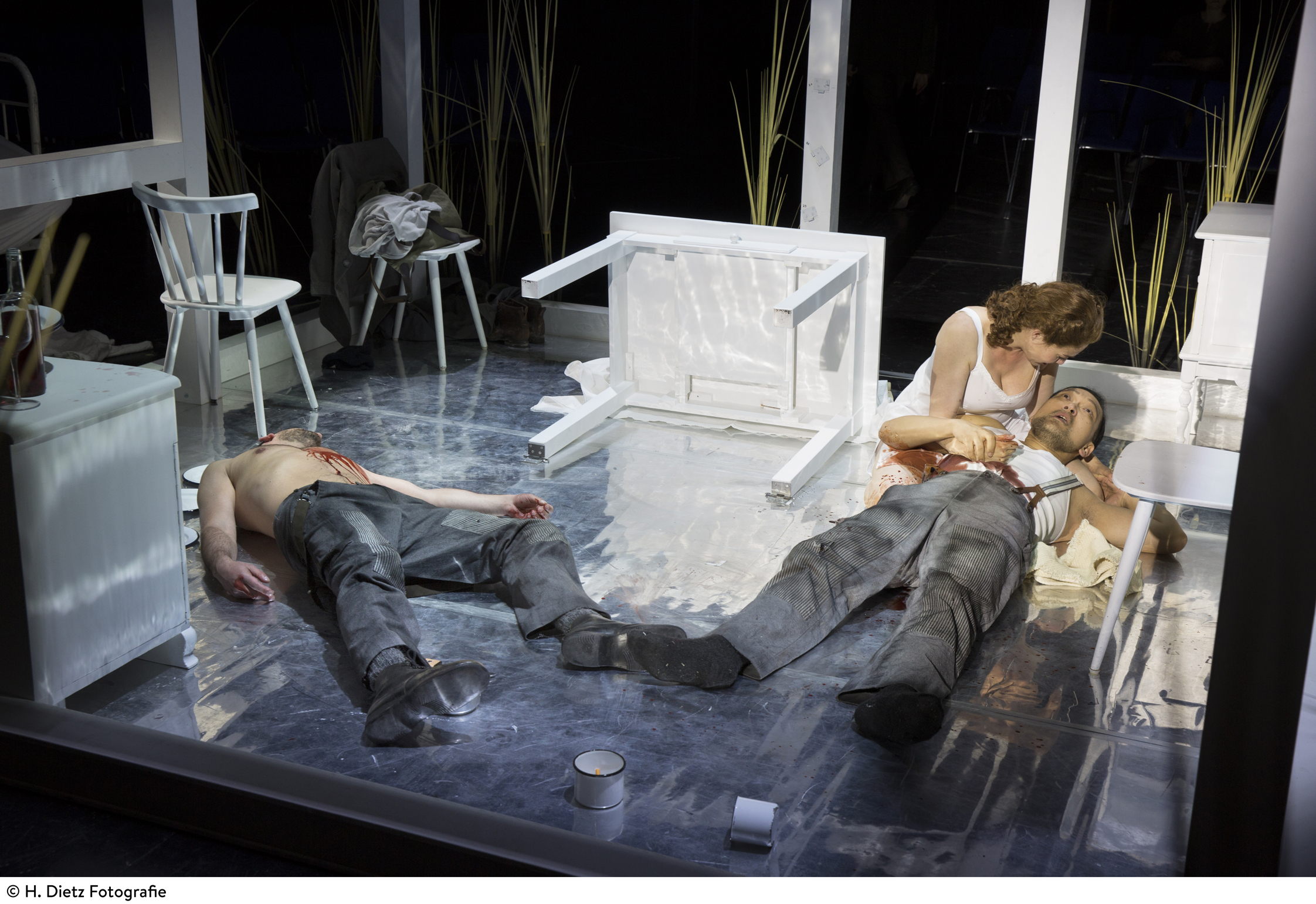 Andrii Chakov (Ken), Inga Lisa Lehr (Mary), Minseok Kim (Abe). Foto: Harald Dietz Andrii Chakov (Ken), Inga Lisa Lehr (Mary), Minseok Kim (Abe). Foto: Harald Dietz