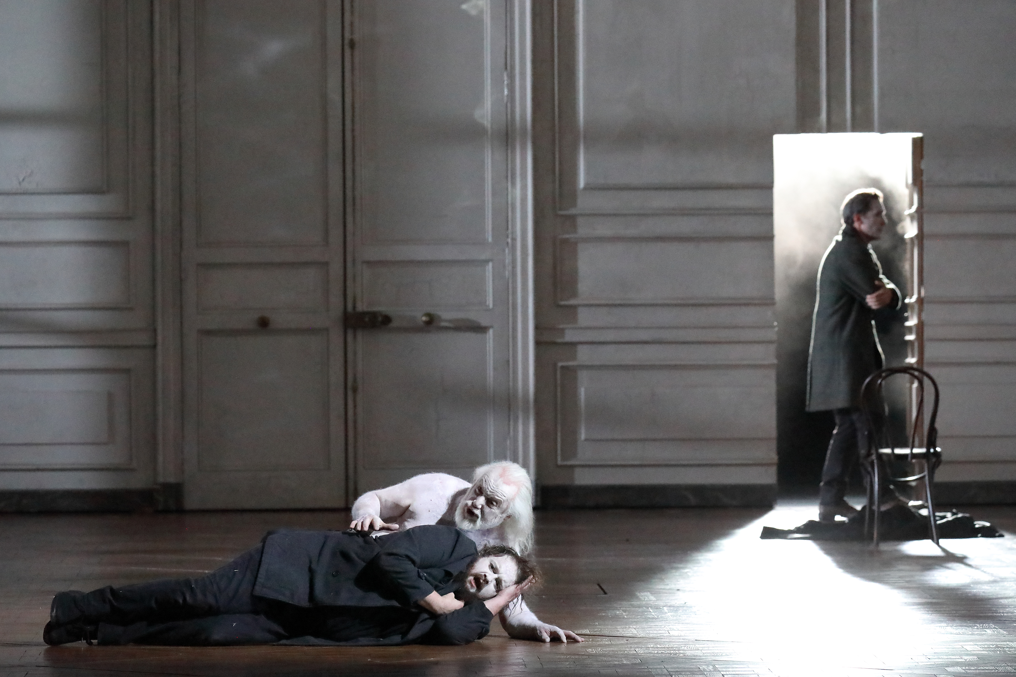 Hamlet | Premiere am 26.06.2023 | Musikalische Leitung: Vladimir Jurowski | Inszenierung: Neil Armfield | Eine Glyndebourne Produktion. © Wilfried Hösl Szenenbild aus Hamlet.