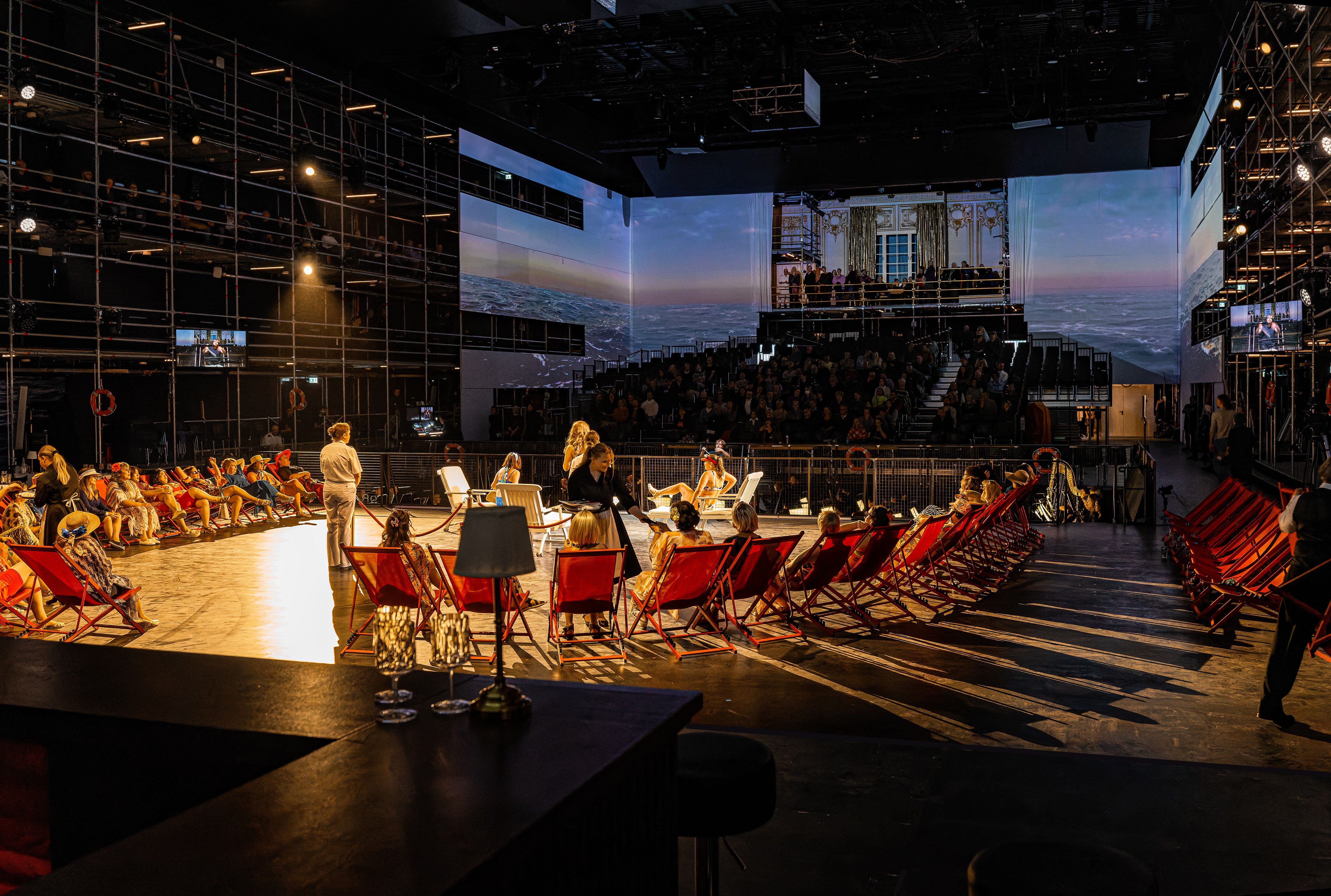 Mitglieder des Opernchors, Ensemble, Statisterie, Publikum. © Sebastian Hannak. Mitglieder des Opernchors, Ensemble, Statisterie, Publikum. © Sebastian Hannak.