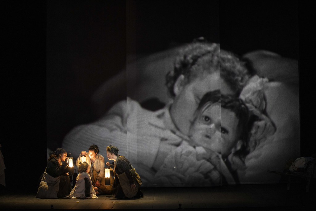 DIE ZAUBERFL&Ouml;TE by Mozart, new production of the Festival d&rsquo;Aix-en-Provence. Conductor: Leonardo Garc&iacute;a-Alarc&oacute;n &mdash; Stage direction and video: Cl&eacute;ment Cogitore. Festival d&rsquo;Aix-en-Provence 2026 &copy; Jean-Louis Fernandez