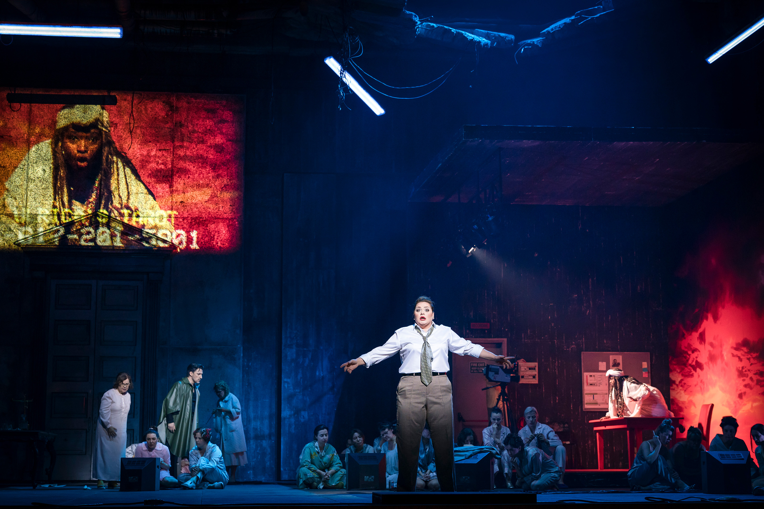 &bdquo;Re dell&rsquo;abisso&ldquo;: Riccardo (Charles Castronovo), Staatsopernchor, Ulrica (Anna Kissjudit), Ulrica (Millie Engono) Foto: Stephan Rabold