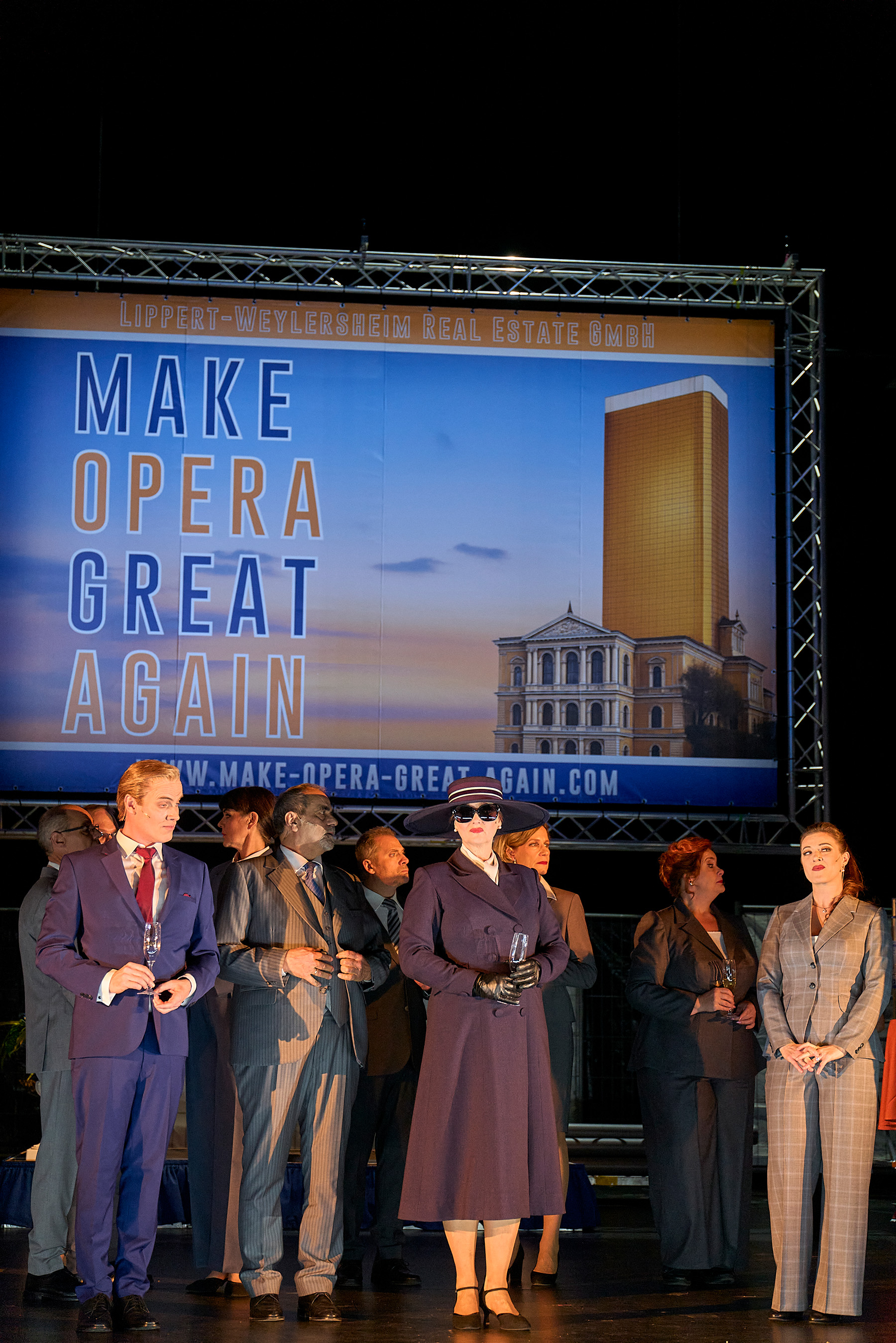 vorn v. l. Robert Sellier, Matthias Brenner, KS Anke Berndt, Vanessa Waldhart, dahinter Chor der Oper Halle. Foto: © Matthias Horn