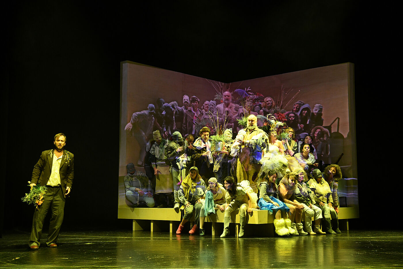 Stadttheater Bremerhaven: PEER GYNT. Foto: © Heiko Sandelmann Stadttheater Bremerhaven: PEER GYNT. Foto: © Heiko Sandelmann