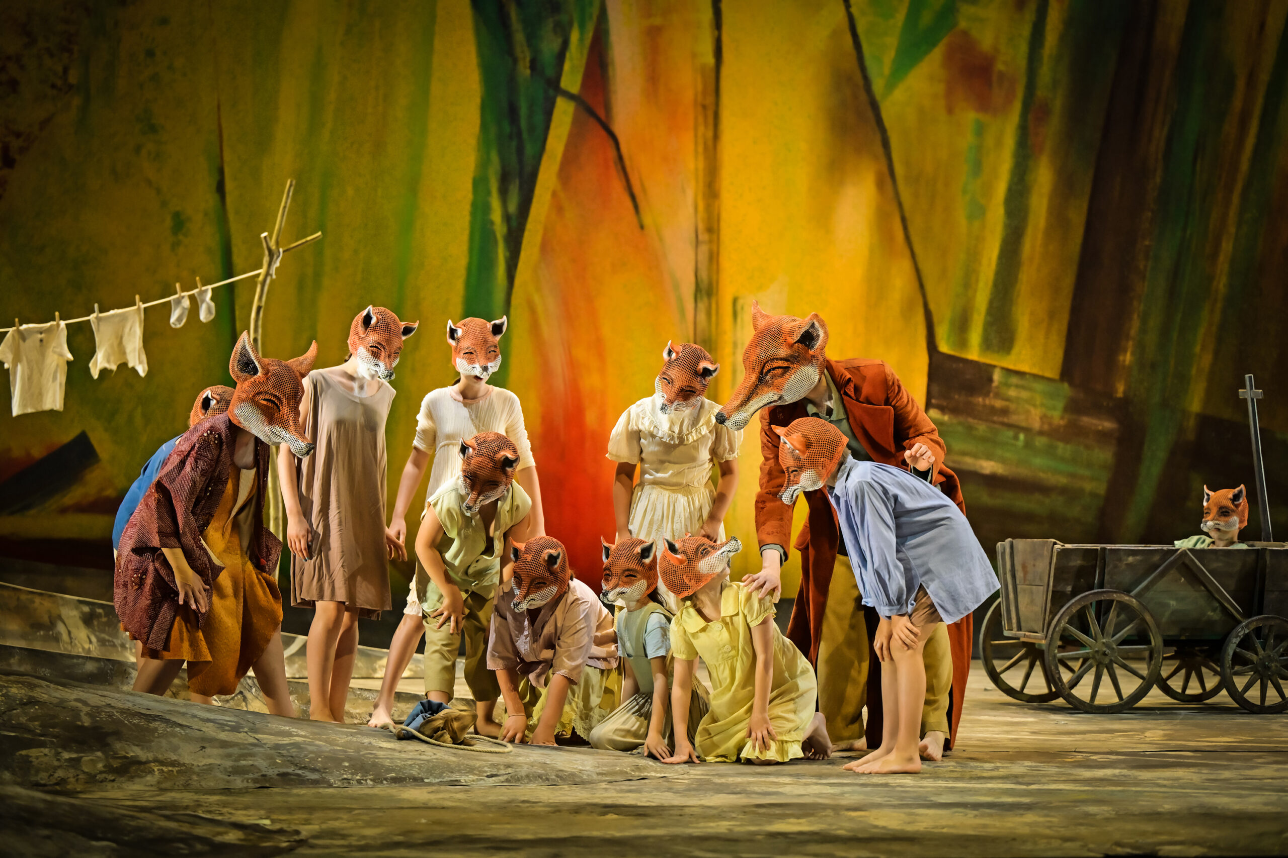„Das schlaue Füchslein“ mit Alexandra Samouilidou (Füchsin), Karina Repova (Fuchs) und dem Kinderchor der Mainzer Dommusik. Foto: Andreas Etter „Das schlaue Füchslein“ mit Alexandra Samouilidou (Füchsin), Karina Repova (Fuchs) und dem Kinderchor der Mainzer Dommusik. Foto: Andreas Etter