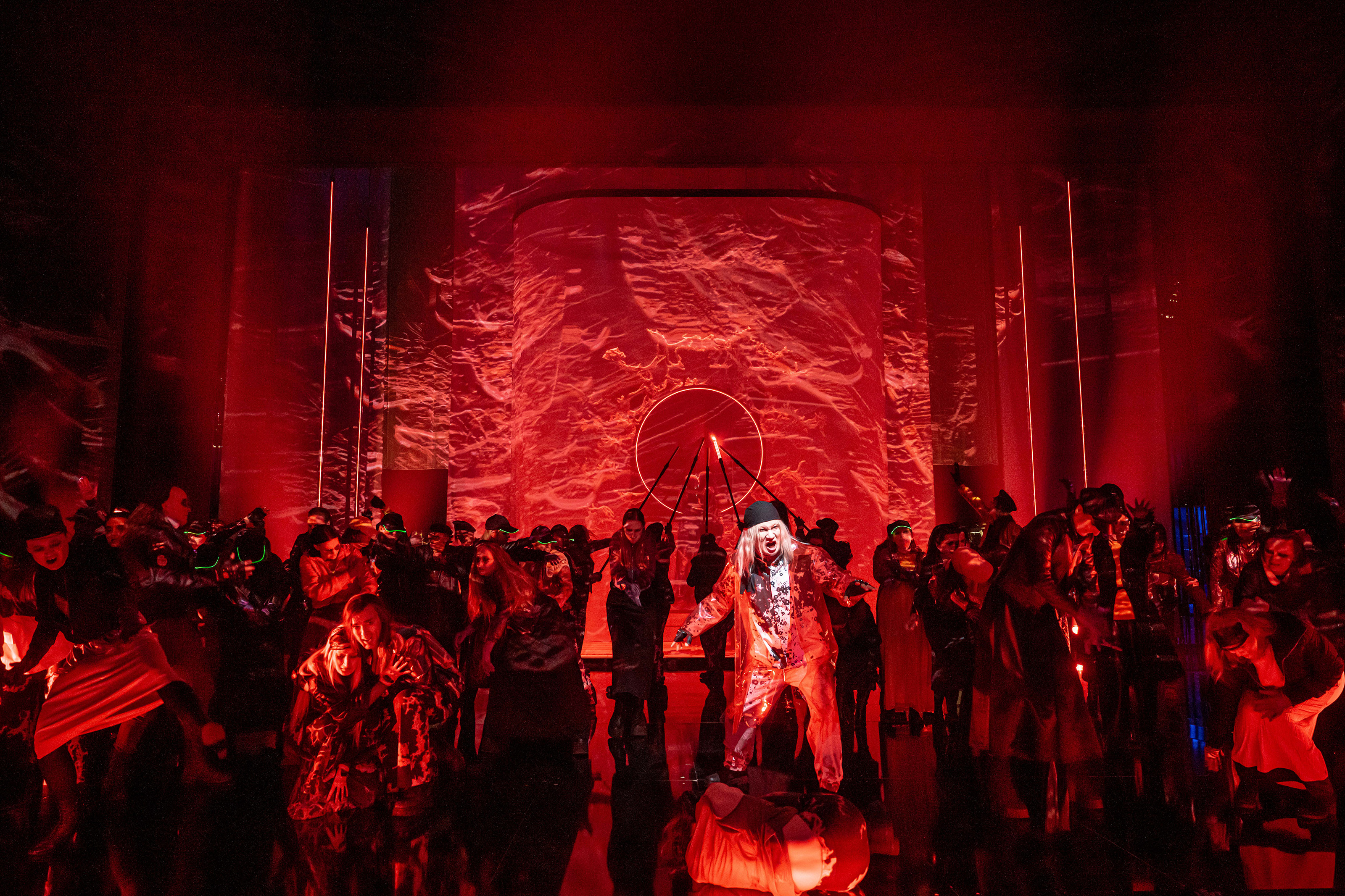 Ki-Hyun Park, Yulia Sokolik, Thomas Weinhappel und Chor der Oper Halle. Foto: &copy; Anna Kolata