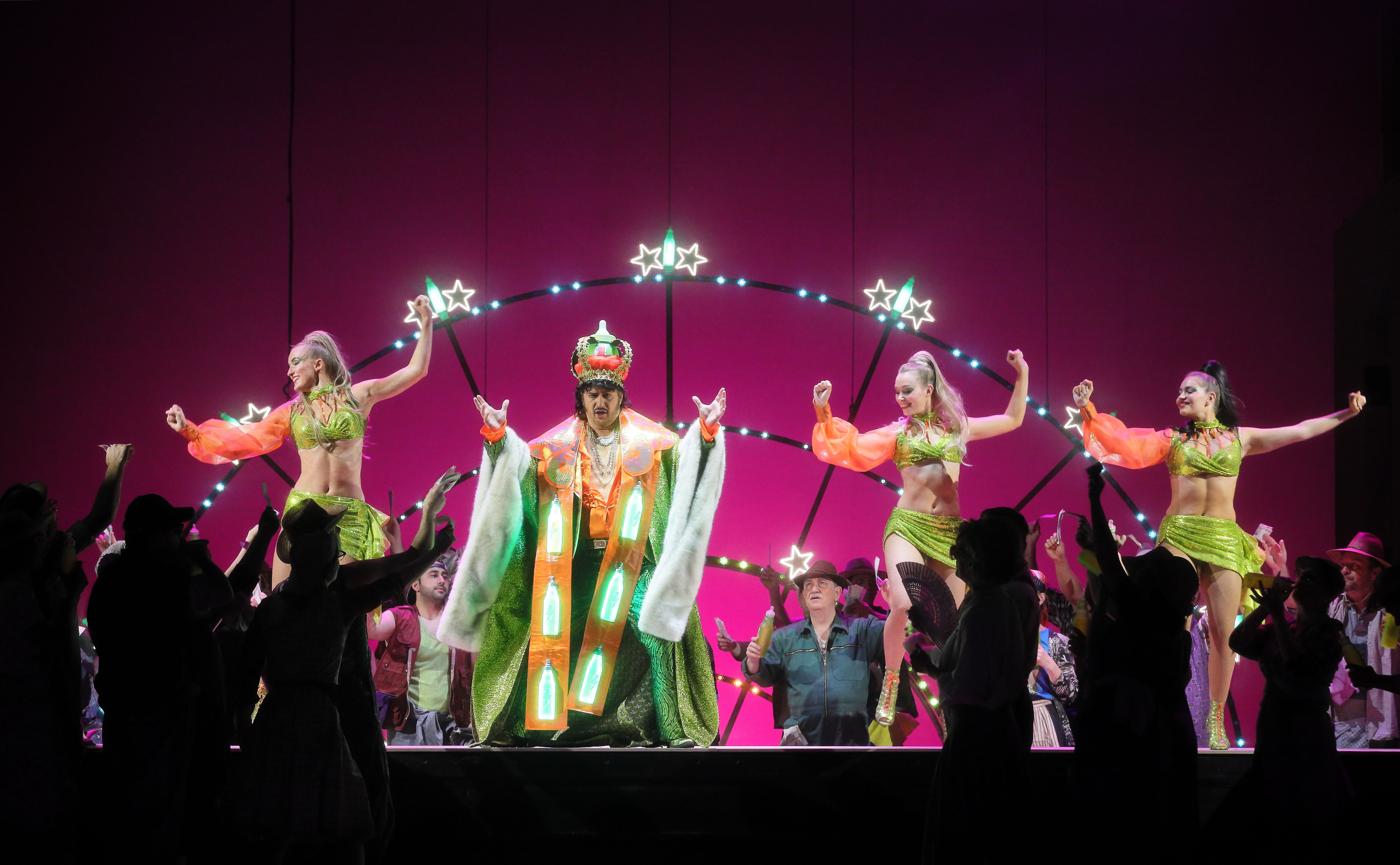 Levente Páll (Dulcamara), Chor und Statisterie des Staatstheaters am Gärtnerplatz. © Marie-Laure Briane