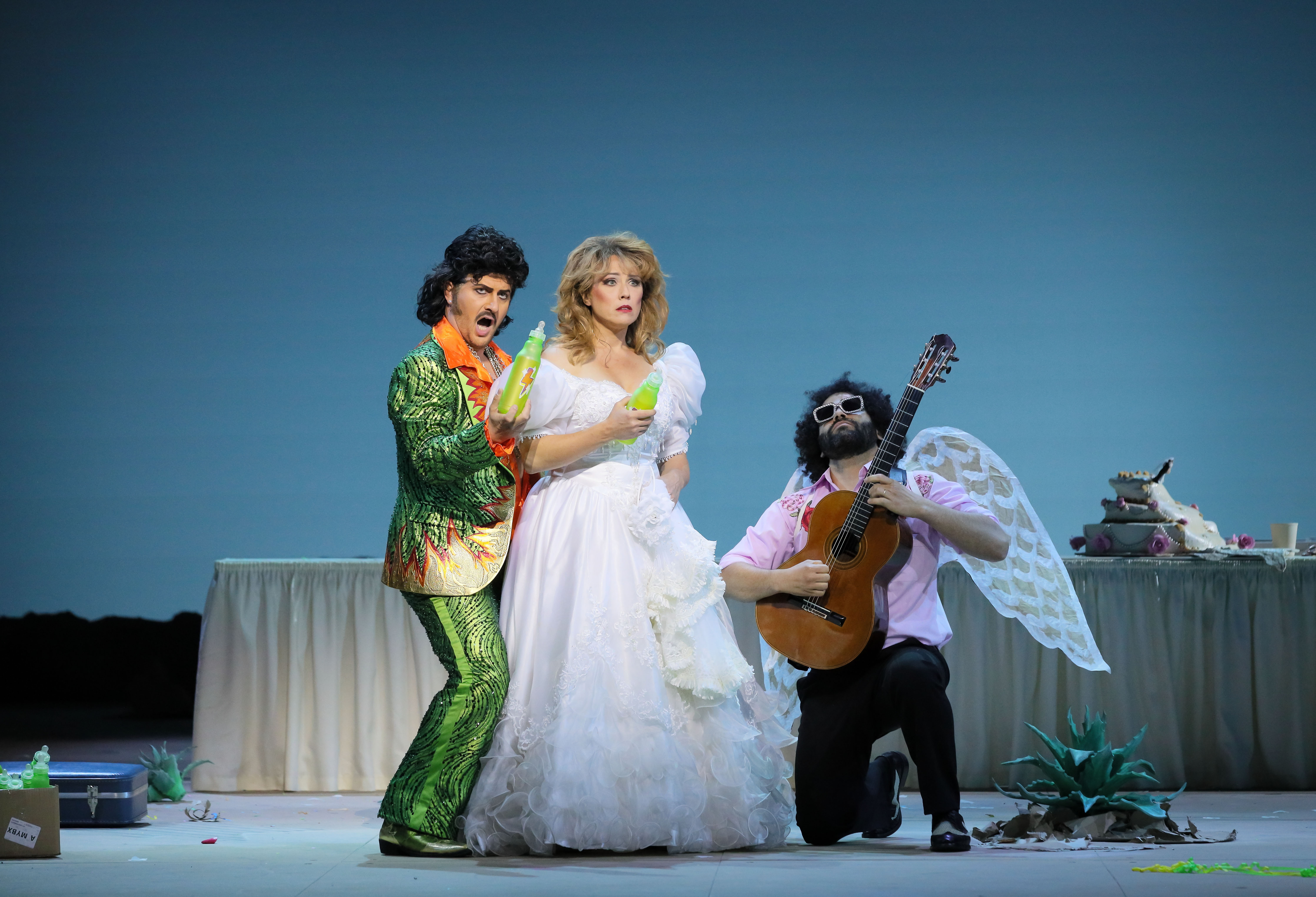 Levente Páll (Dulcamara), Jennifer O’Loughlin (Adina), Pedro Aguiar. © Marie-Laure Briane