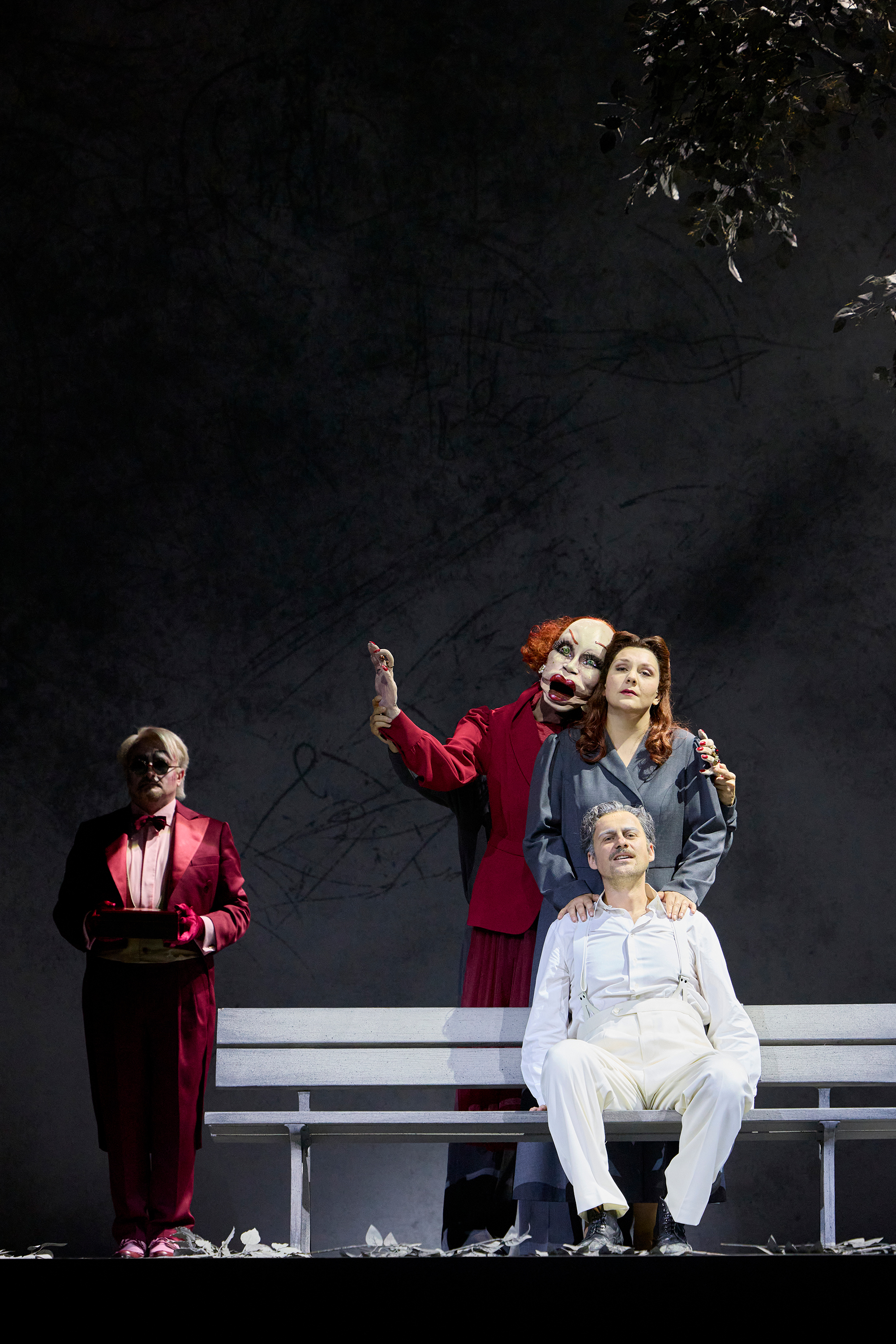 Norbert Ernst (Butler), Sophie Rennert (Claire Zachanassian), Ludwig Mittelhammer (Alfred Ill). Foto: &copy; Markus Tordik
