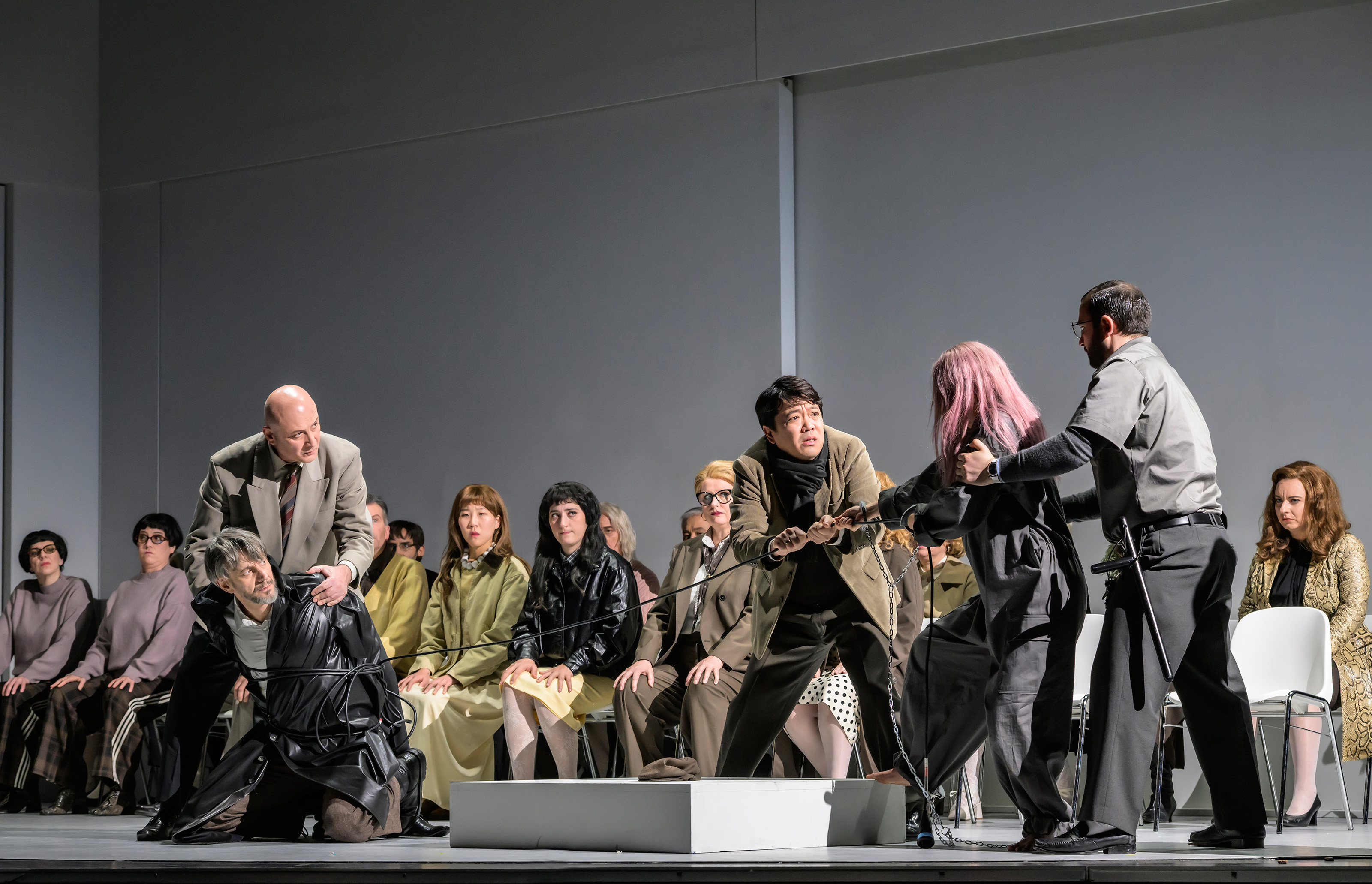 Paata Tsivtsivadze, Evgueniy Alexiev, Yoshiaki Kimura, Veronika Lee, Yevhenii Vaskiv; Mitglieder des Opernchors. Foto: Bettina Stöß