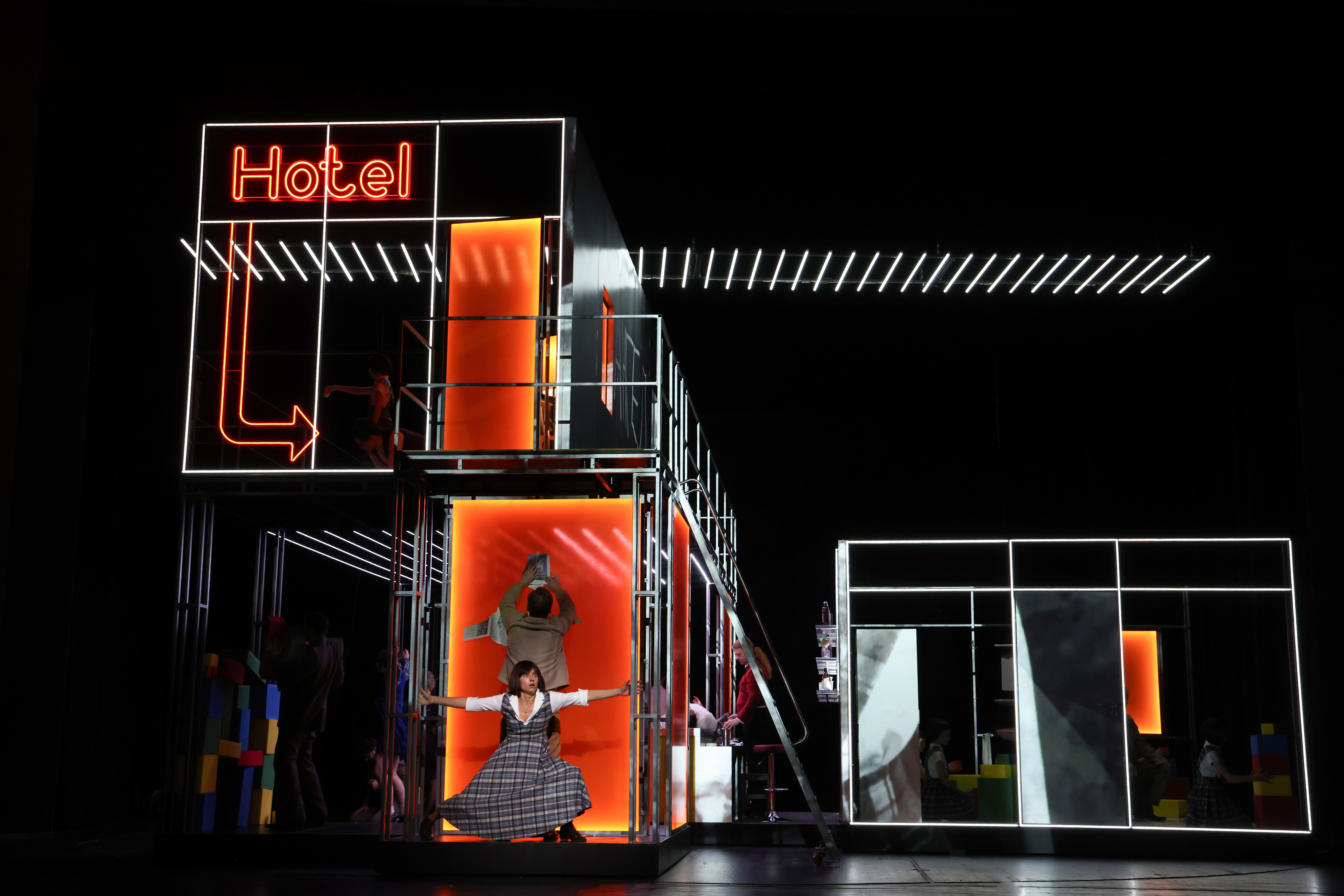 Nadine Lehner, Ensemb le, Statisterie und Kinderstatisterie des Theater Bremen. Foto: © Jörg Landsberg.