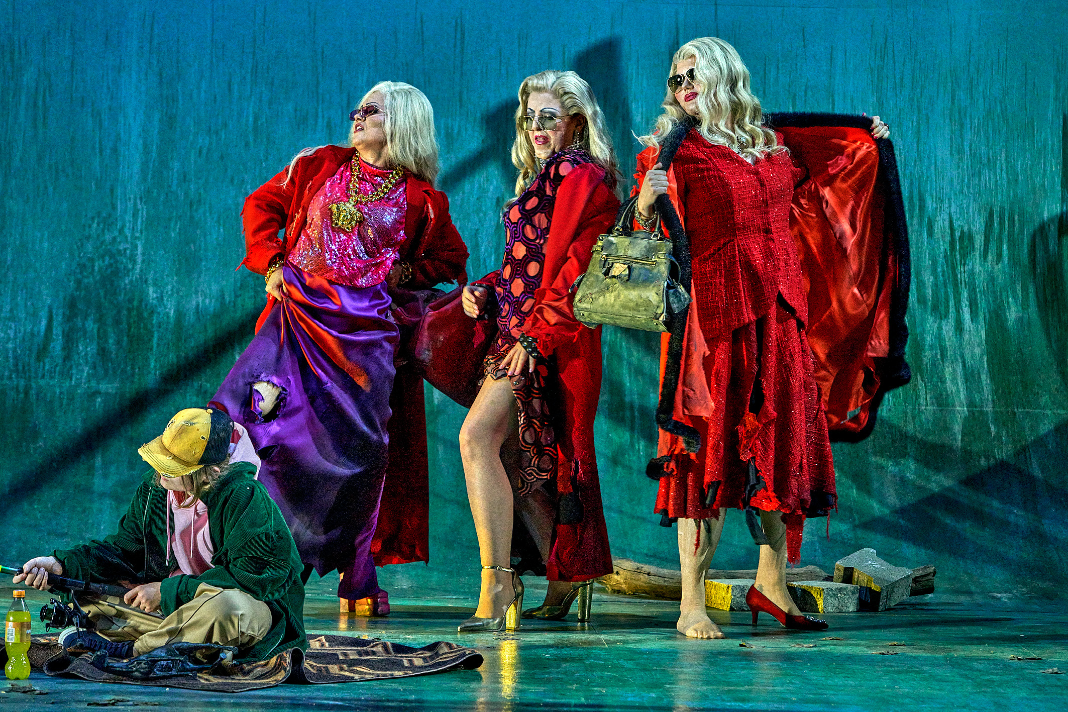 Götterdämmerung. III. Aufzug. Katharina Konradi (Woglinde), Natalia Skrycka (Wellgunde), Marie Henriette Reinhold (Floßhilde), Kinderstatisterie der Bayreuther Festspiele. © Bayreuther Festspiele / Enrico Nawrath