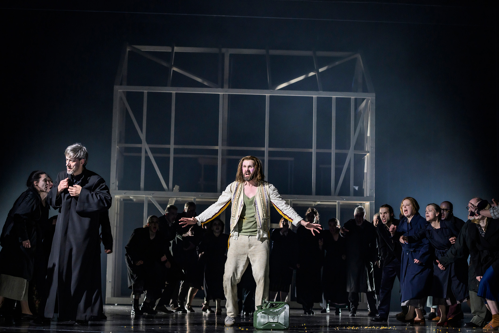 „Griechische Passion“ am Theater Bielefeld. Foto: © Bettina Stöß „Griechische Passion“ am Theater Bielefeld. Foto: © Bettina Stöß