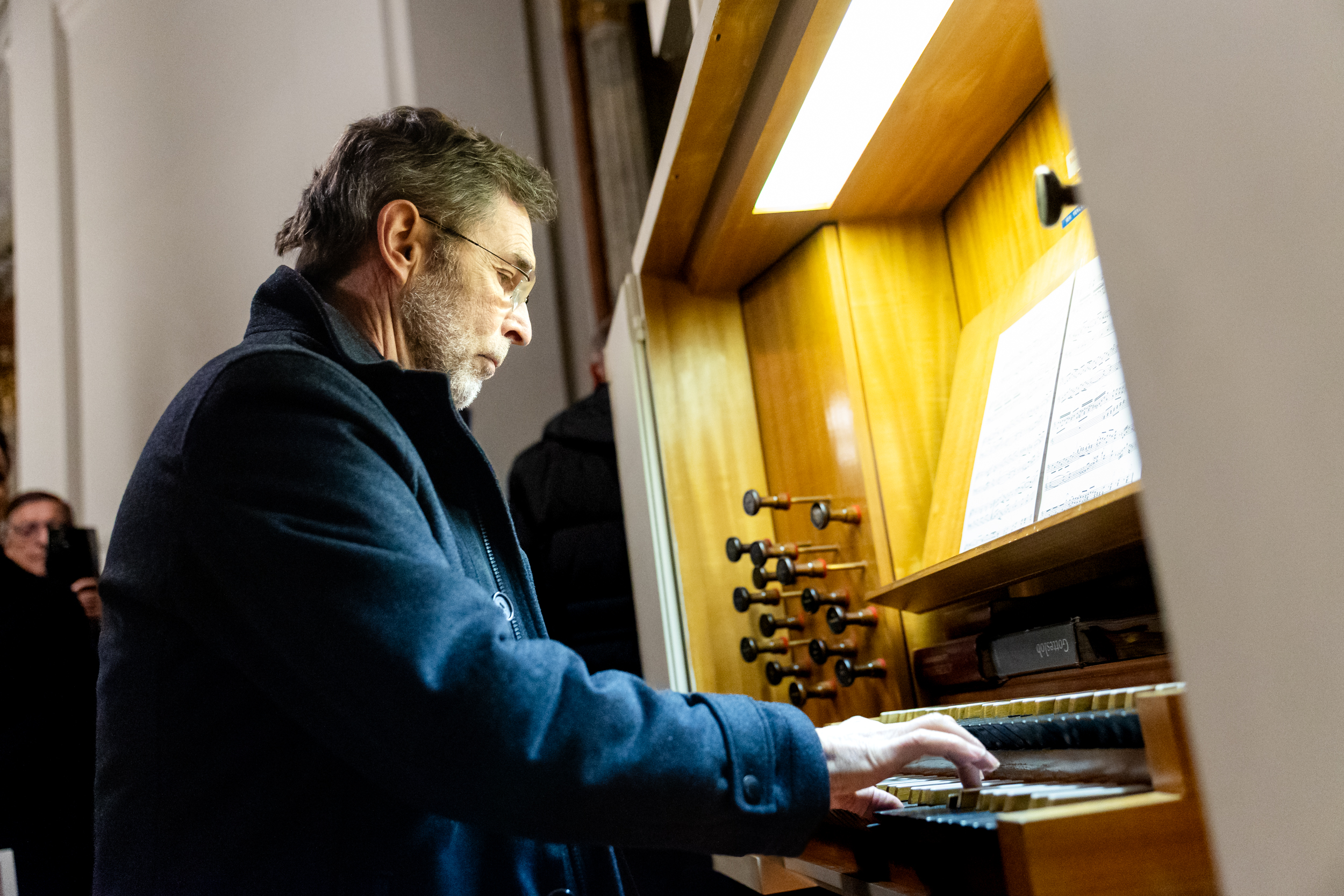 Josef Gr&uuml;nwidl im Dezember 2025 an einer Orgel.  &copy; Erzdi&ouml;zese Wien / Stephan Sch&ouml;nlaub
