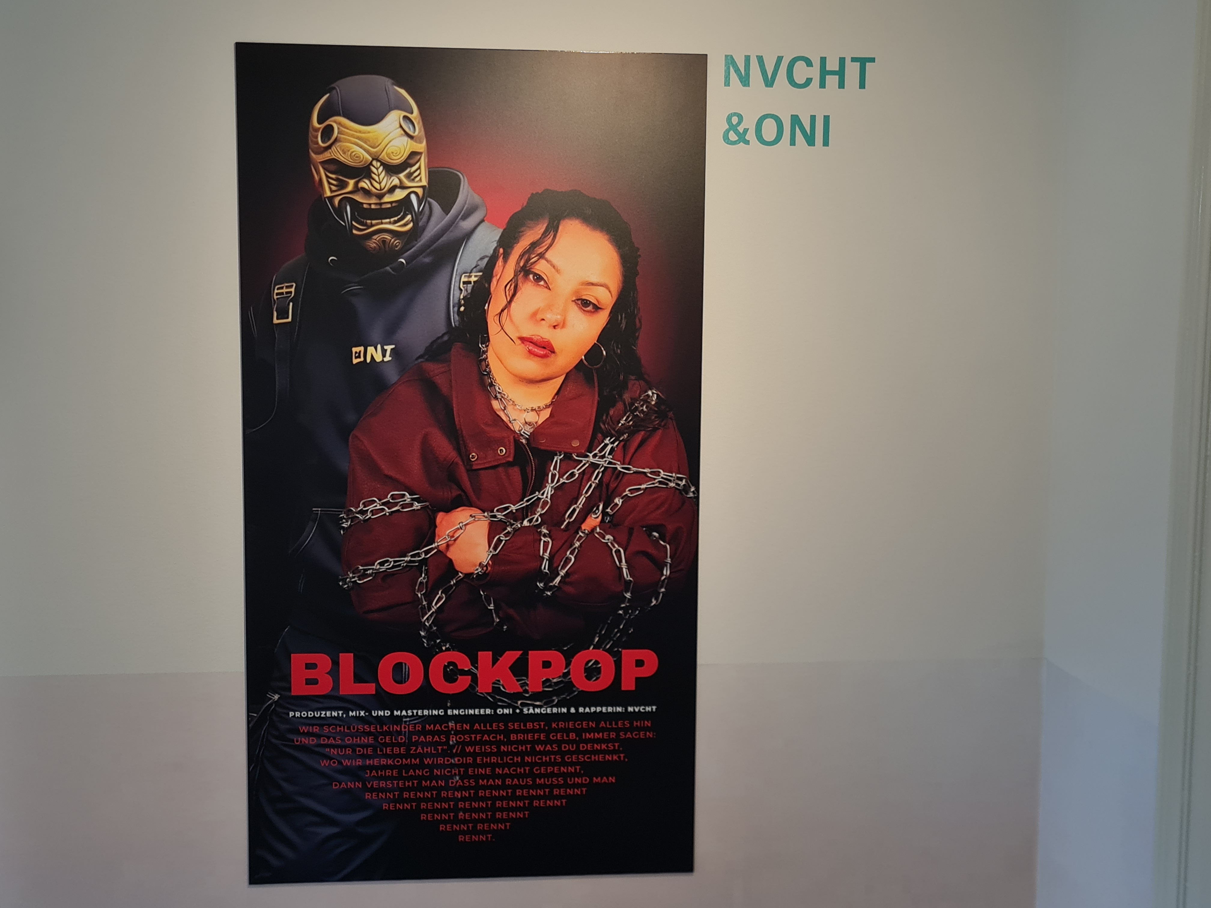 neben dem Eingang ein Plakat: Hamburger Meister kontemporär.  © Ralf-Thomas Lindner