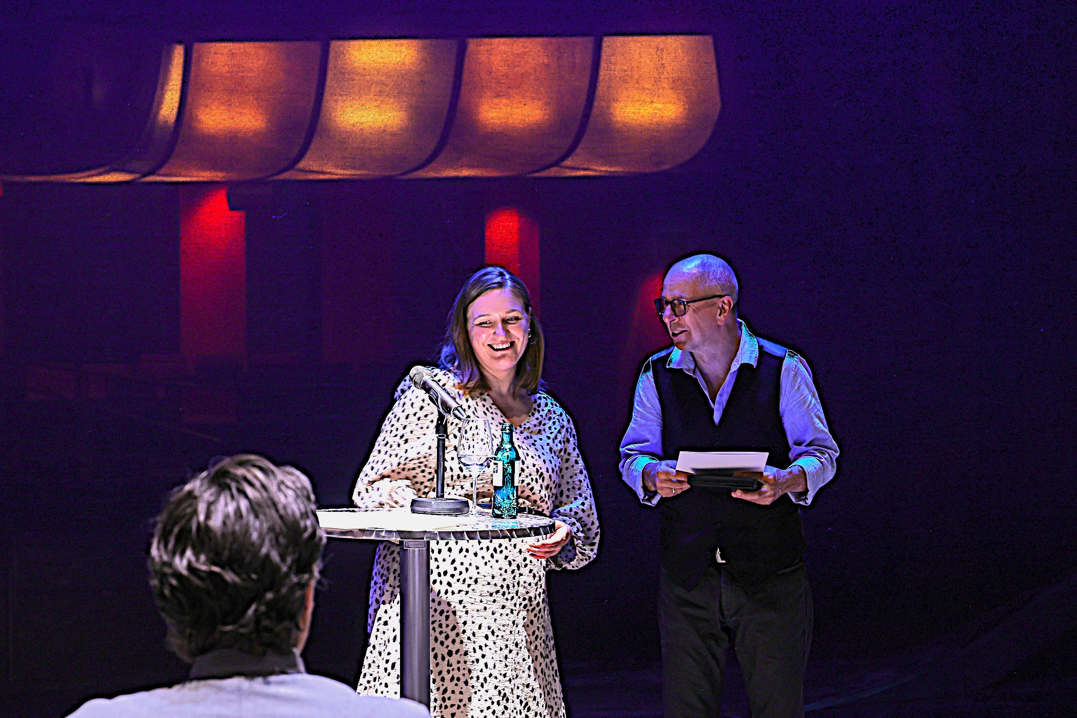 Kulturministerin Katharina Binz verleiht die Peter-Cornelius-Plakette. Foto: © De-Da-Productions Kulturministerin Katharina Binz verleiht die Peter-Cornelius-Plakette. Foto: © De-Da-Productions