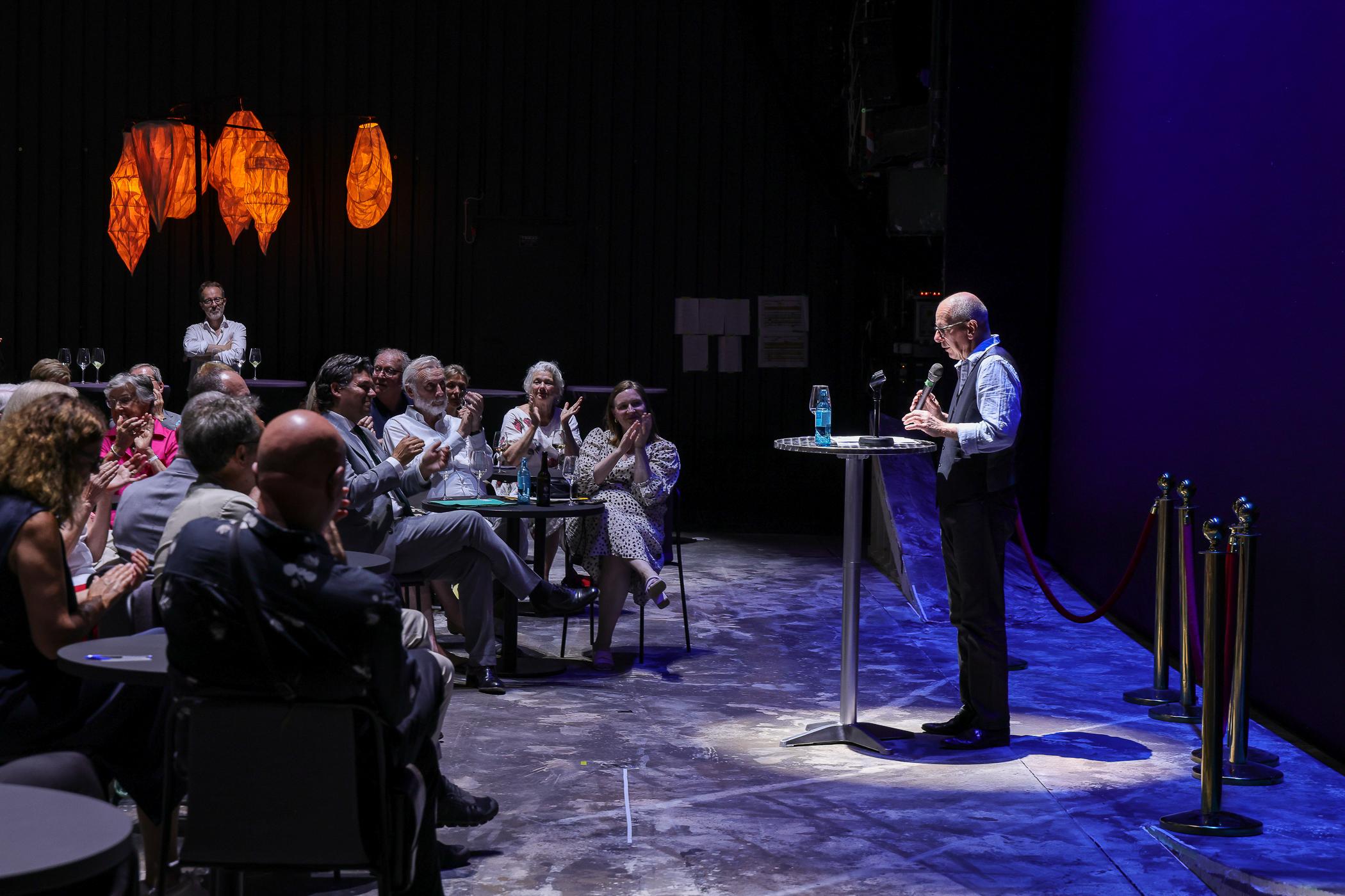 Hermann Bäumer bei seiner Dankesrede auf der Staatstheater-Bühne. Foto: © De-Da-Productions Hermann Bäumer bei seiner Dankesrede auf der Staatstheater-Bühne. Foto: © De-Da-Productions