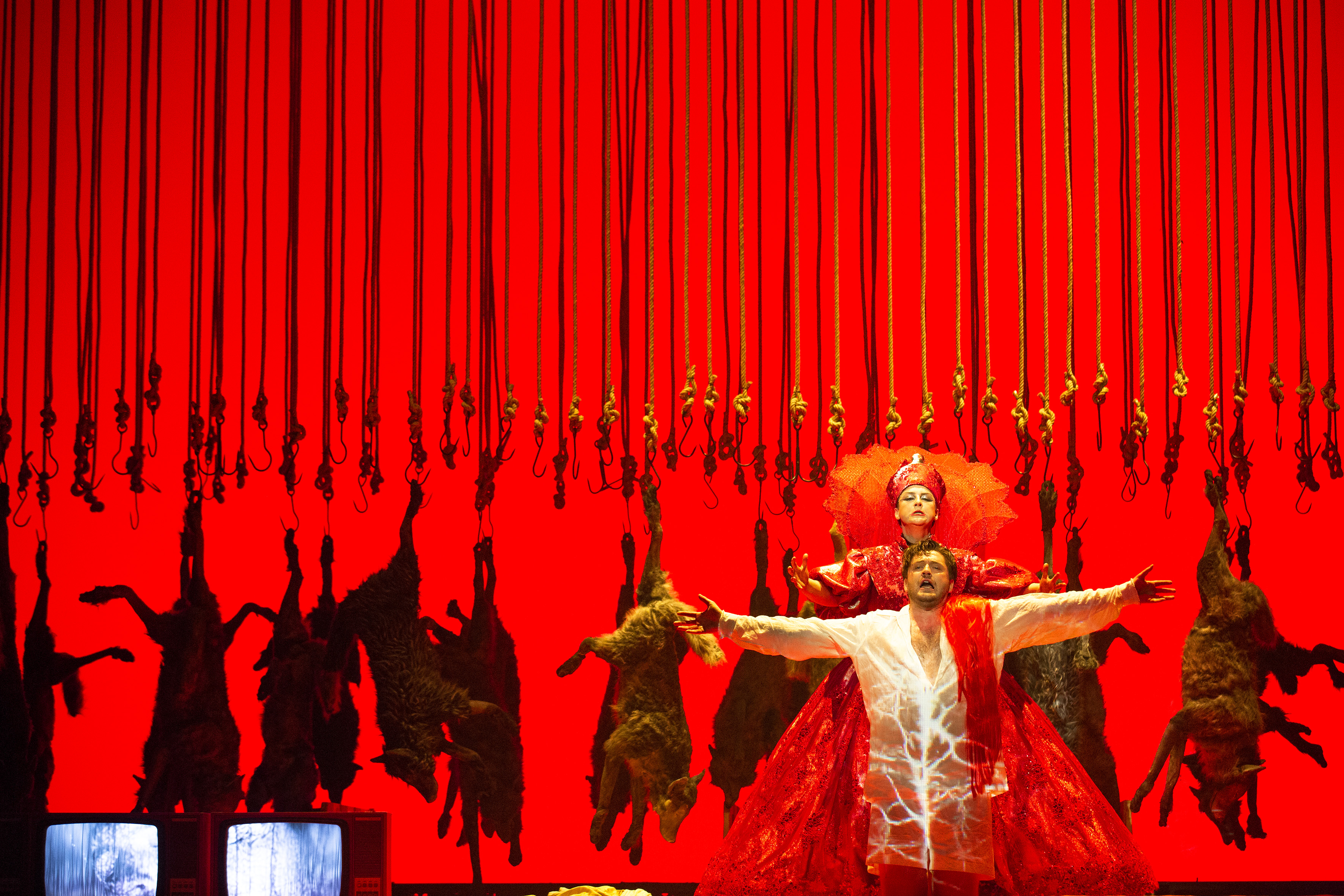 Rosie Aldridge (Anubis), Samuel Hasselhorn (Peter) Foto: Bernd Uhlig