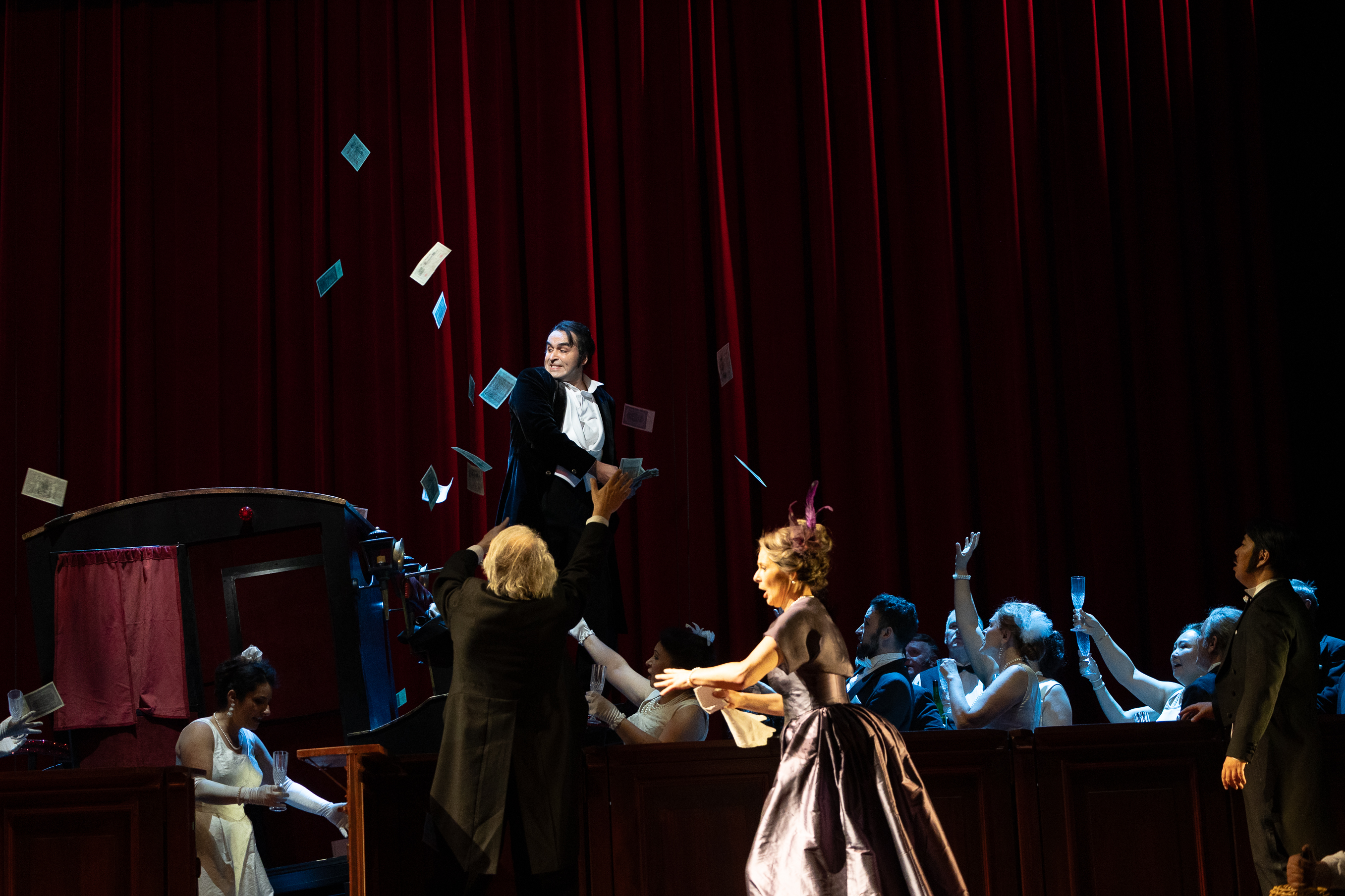 Mandryka (Alejandro L&aacute;rraga Schleske), davor: Graf Waldner (Johannes Beck), Adelaide (Rita Lucia Schneider), Graf Dominik (Jaeyoung Lee), Opernchor, Philharmonischer Chor. Foto: Ronny Ristock