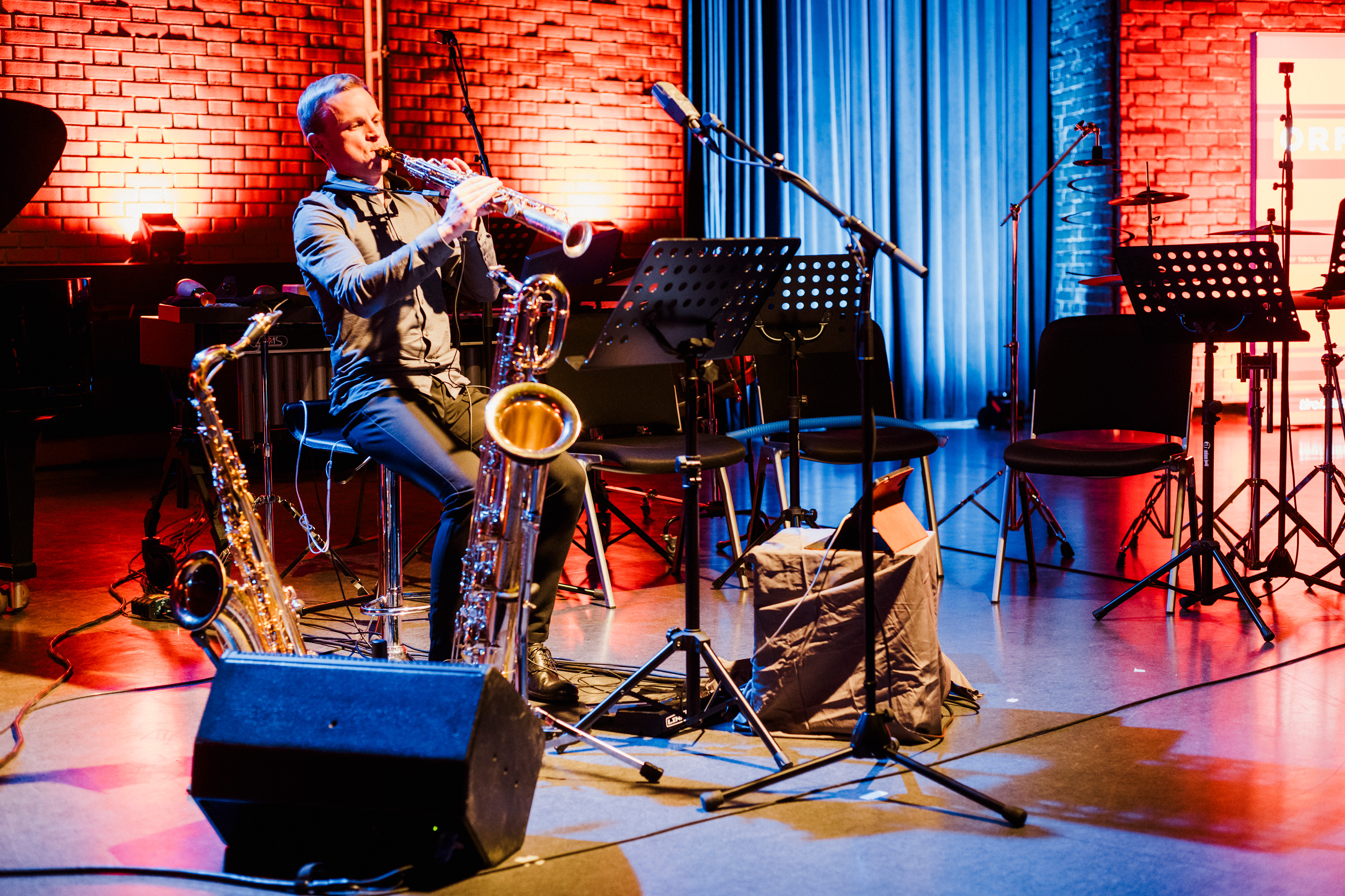 Der Saxophonist Andreas Mader war 2025 „Featured Artist“ bei „listening closely“. Sein Solokonzert gab er in Innsbruck im Studio 3 des ORF Tirol. Foto: Thomas Schrott Der Saxophonist Andreas Mader war 2025 „Featured Artist“ bei „listening closely“. Sein Solokonzert gab er in Innsbruck im Studio 3 des ORF Tirol. Foto: Thomas Schrott
