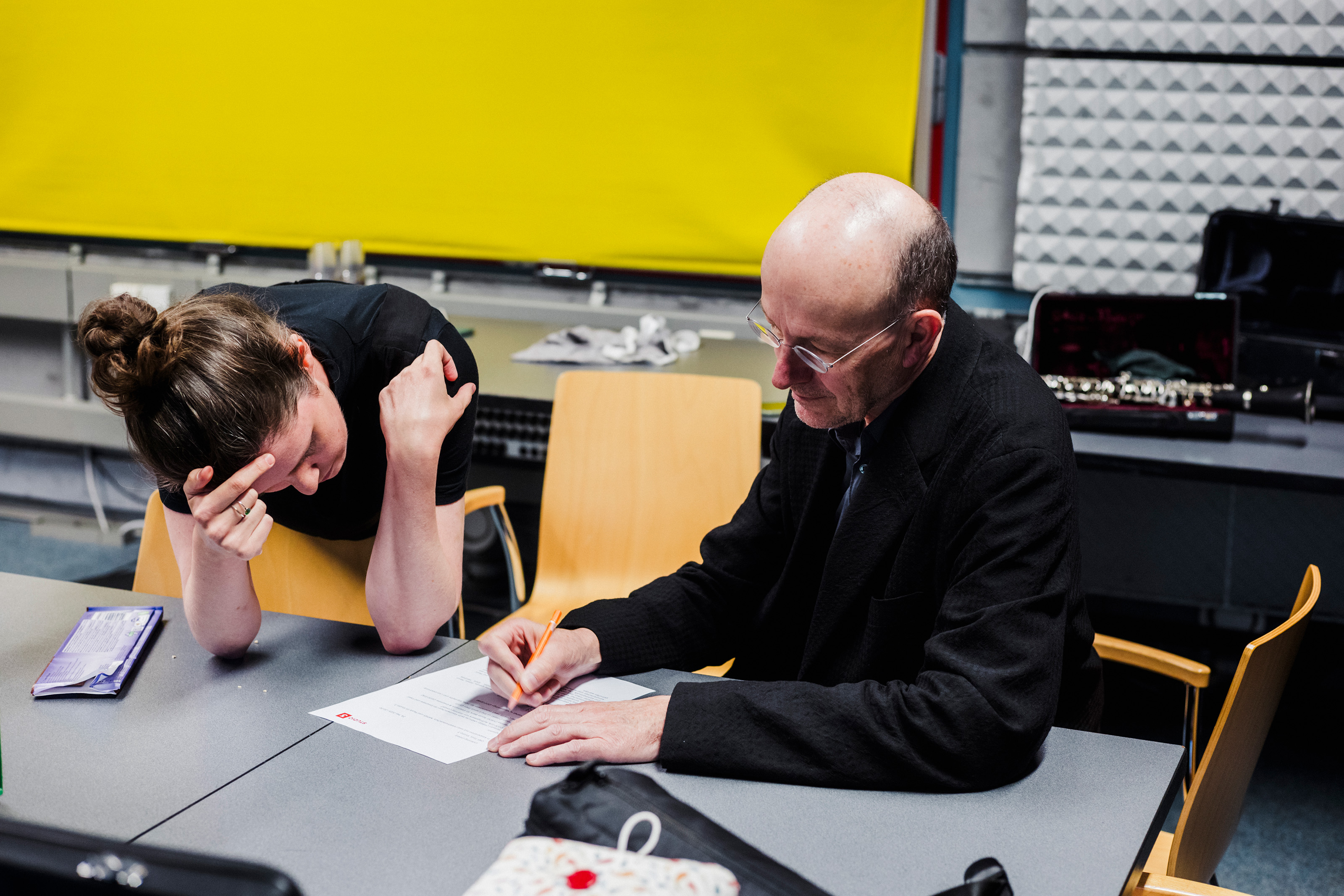 Letzte Absprachen vor dem NAMES-Konzert: Thomas Larcher und Anna Lindenbaum. Foto: Thomas Schrott Letzte Absprachen vor dem NAMES-Konzert: Thomas Larcher und Anna Lindenbaum. Foto: Thomas Schrott