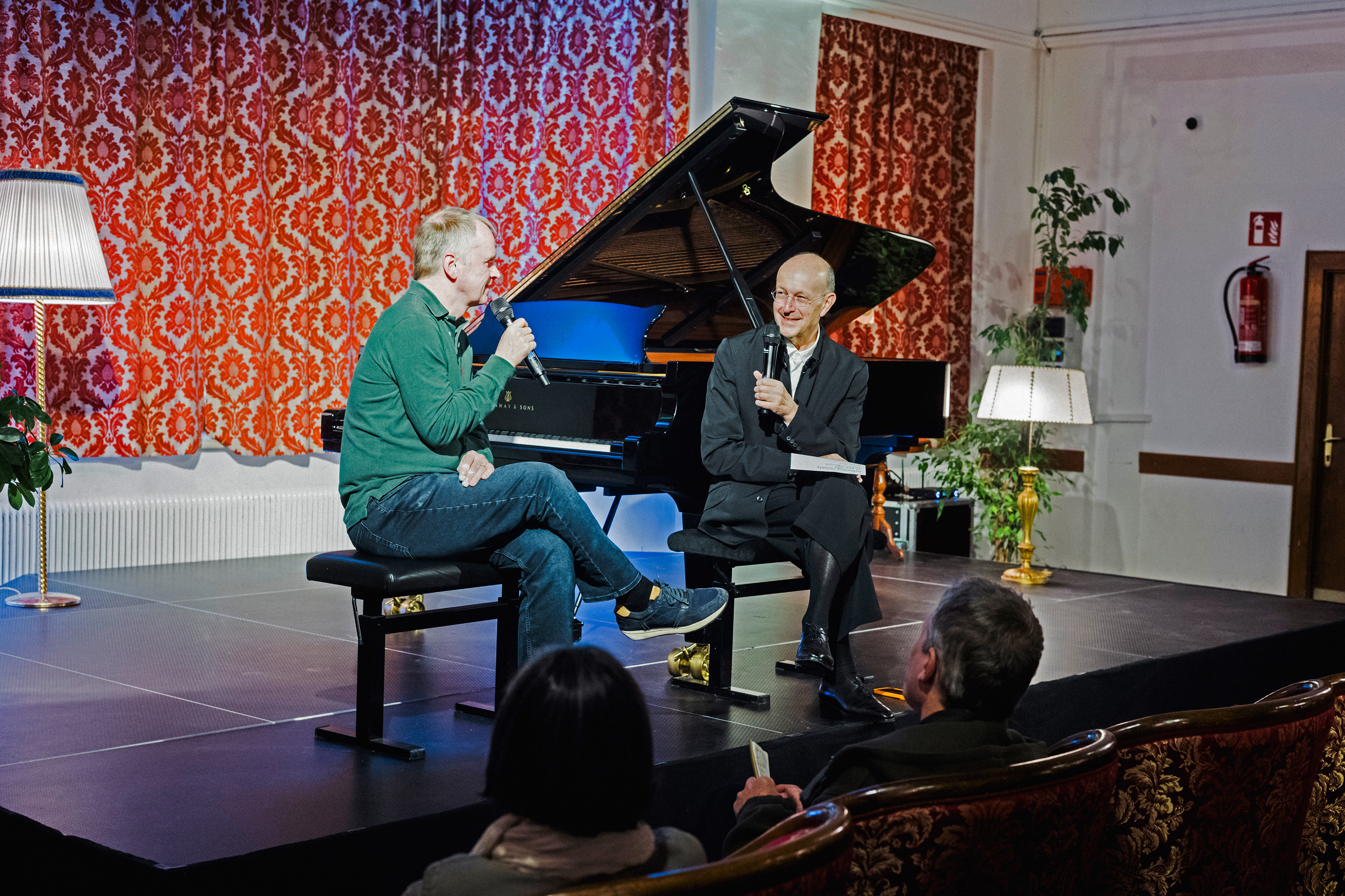 Gespräch auf Augenhöhe: der Pianist Steven Osborne (l.) und der Pianist, Komponist und Festivalmacher Thomas Larcher. Foto: Thomas Schrott Gespräch auf Augenhöhe: der Pianist Steven Osborne (l.) und der Pianist, Komponist und Festivalmacher Thomas Larcher. Foto: Thomas Schrott