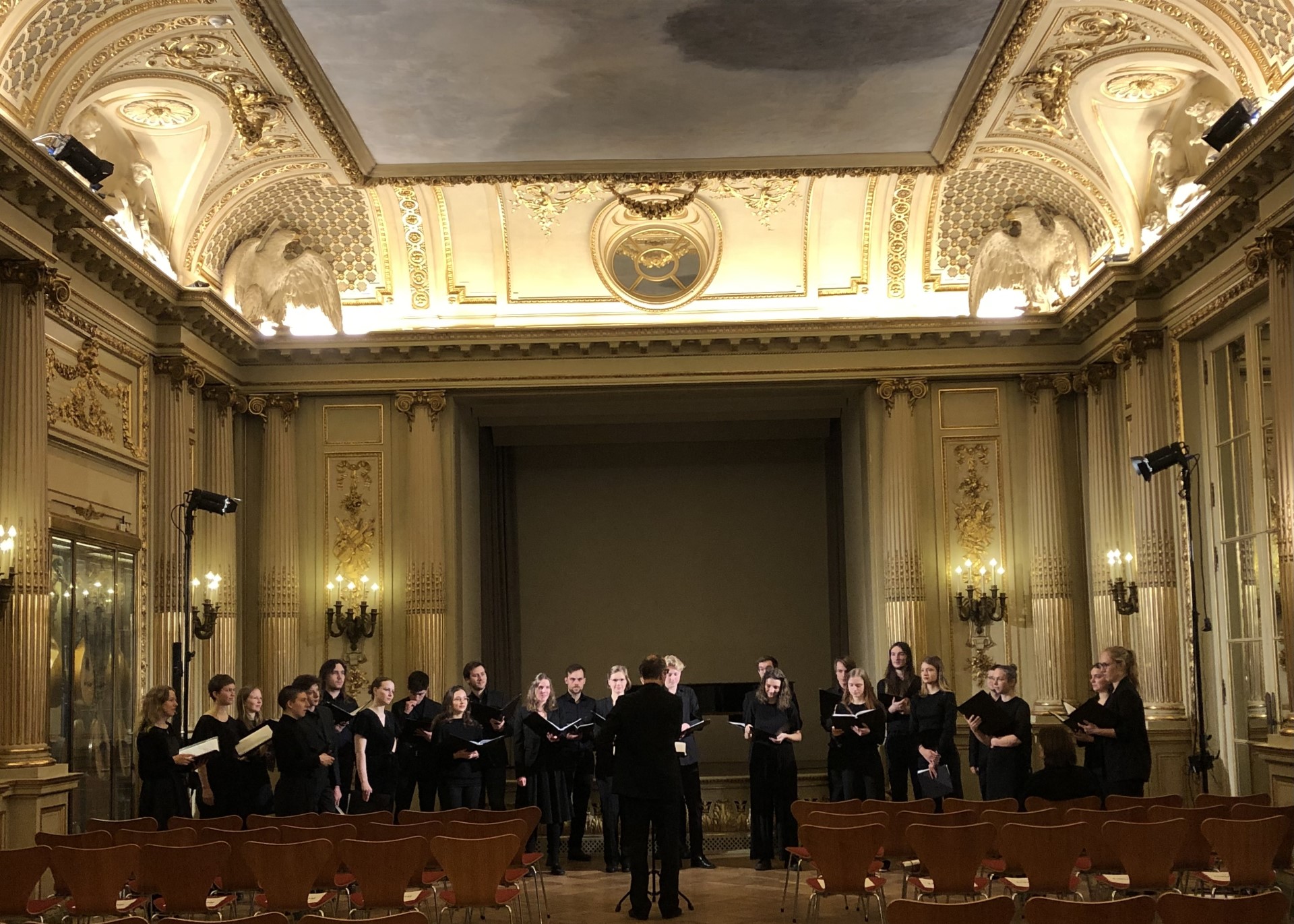 Noch ist der Spiegelsaal im Museum für Kunst und Gewerbe beim Ansingen leer. Das Konzert war dann fast ausverkauft. Foto: © Caroline Steinhagen