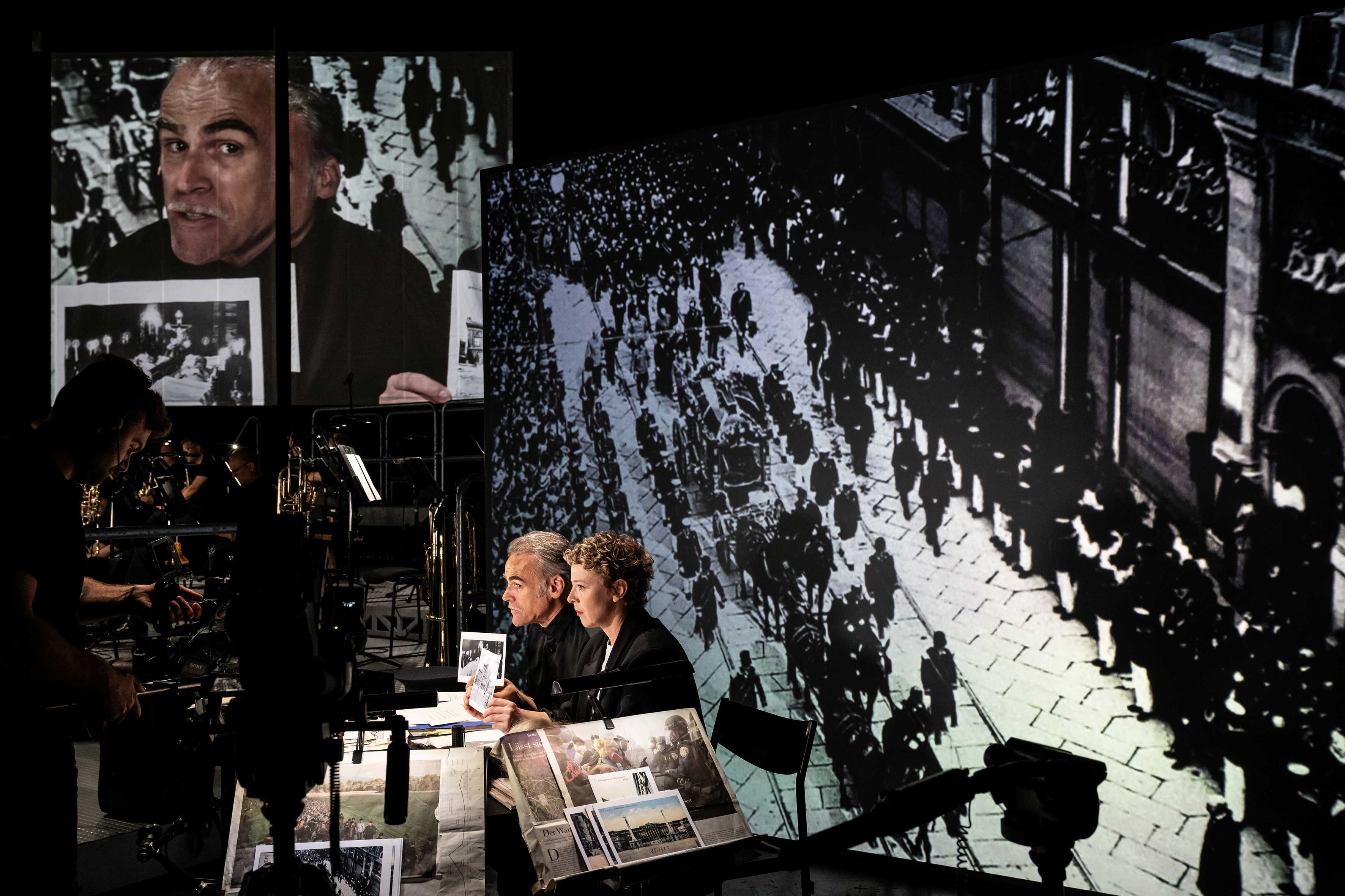 Komplexe Video-Montage mit dem Schauspieler-Duo Patrycia Ziolkowska und Sebastian Blomberg. Foto: © Sandra Then Komplexe Video-Montage mit dem Schauspieler-Duo Patrycia Ziolkowska und Sebastian Blomberg. Foto: © Sandra Then