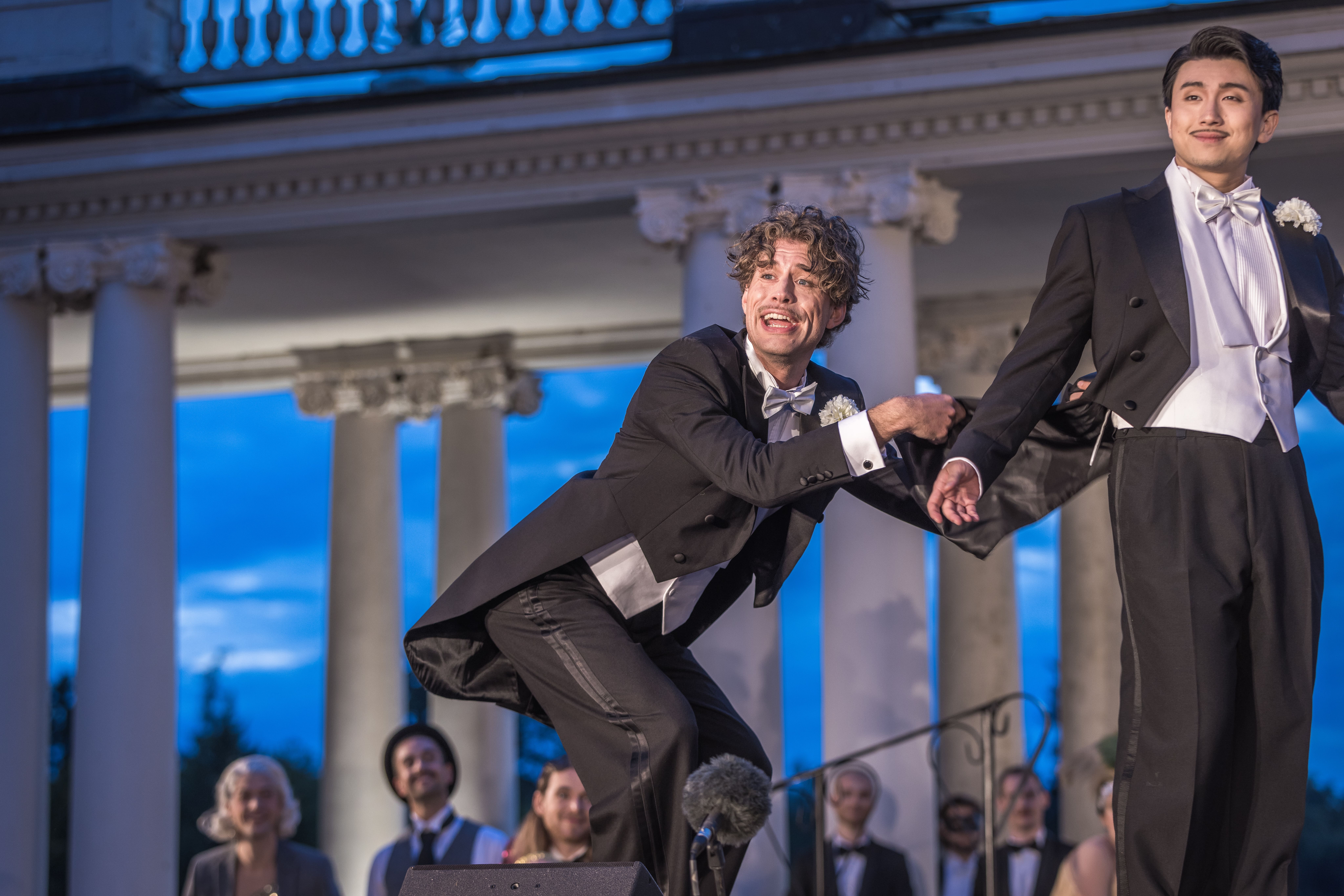 Maximilian Vogler als Eisenstein (l) und Robin Park als Dr. Falke (r) - Fledermaus Rheinsberg 2025. © www.axellauer.de Maximilian Vogler als Eisenstein (l) und Robin Park als Dr. Falke (r) - Fledermaus Rheinsberg 2025. © www.axellauer.de