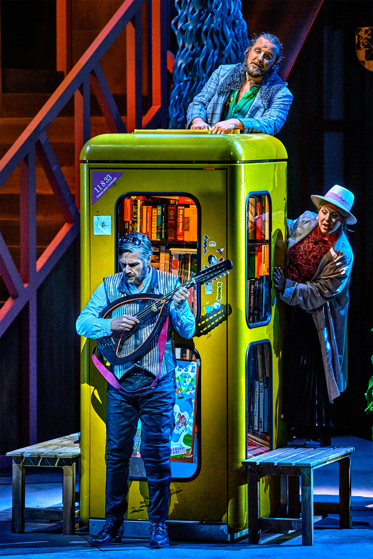 Die Meistersinger von Nürnberg. II. Aufzug. Michael Nagy (Sixtus Beckmesser), Michael Spyres (Walther von Stolzing), Christina Nilsson (Eva). © Bayreuther Festspiele / Enrico Nawrath Die Meistersinger von Nürnberg. II. Aufzug. Michael Nagy (Sixtus Beckmesser), Michael Spyres (Walther von Stolzing), Christina Nilsson (Eva). © Bayreuther Festspiele / Enrico Nawrath