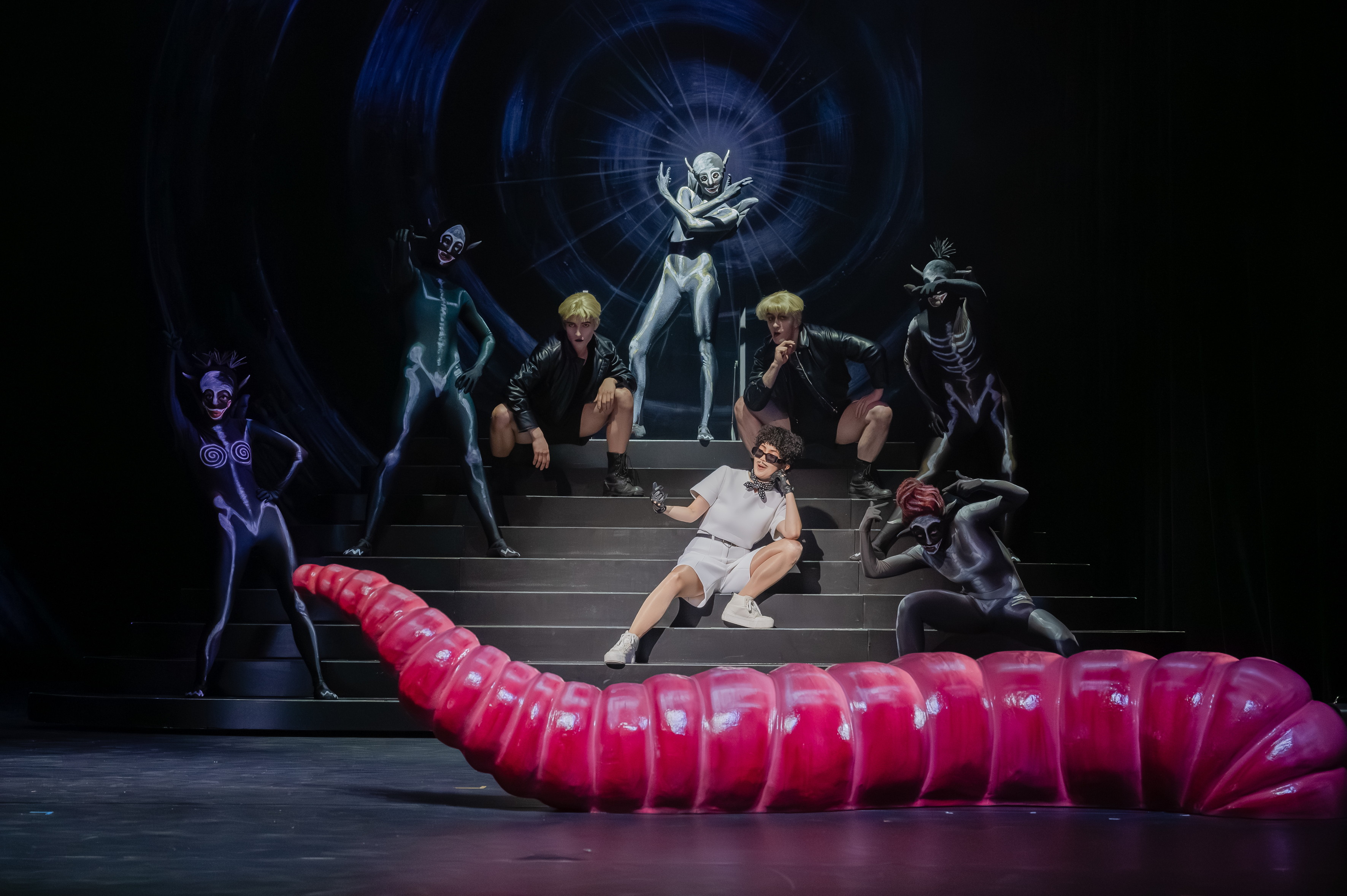 »Orpheus in der Unterwelt« von Jacques Offenbach an der Musikalischen Komödie Leipzig - Cupido (Da-yung Cho) und das Ballett der Musikalischen Komödie. © Kirsten Nijhof