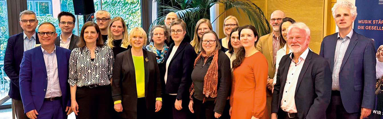 Von links: Jean-Marc Vogt, Mario Müller, Max Volbers, Charlotte Seither, Jürgen Oberschmidt, Silke D‘inka, Ulrike Liedtke, Birgit Böcher, Michael Duderstädt, Lydia Grün, Lena Krause, Friedrun Vollmer, Nina Ruckhaber, Camille Buscot, Sandra Wirth, Michael Custodis, Christian Finke und Kord Michaelis. Foto: DMR Von links: Jean-Marc Vogt, Mario Müller, Max Volbers, Charlotte Seither, Jürgen Oberschmidt, Silke D‘inka, Ulrike Liedtke, Birgit Böcher, Michael Duderstädt, Lydia Grün, Lena Krause, Friedrun Vollmer, Nina Ruckhaber, Camille Buscot, Sandra Wirth, Michael Custodis, Christian Finke und Kord Michaelis. Foto: DMR